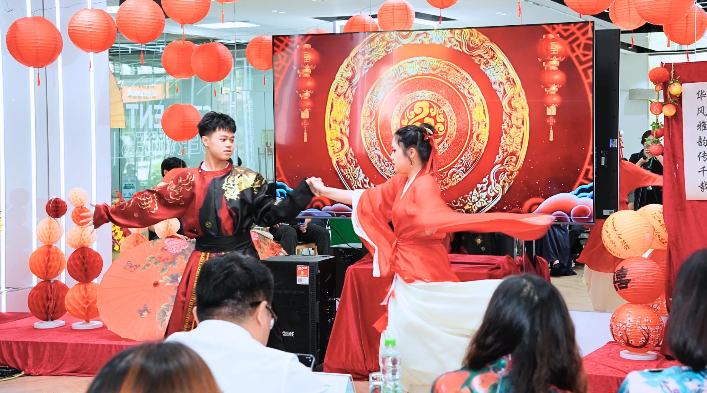 Hà Bảo Châu - Sinh viên ngành Quản trị kinh doanh Asia Vietnam, đại diện “Hall of Chinese Elegance” , cho biết nhóm lựa chọn múa hát và trang trí sân khấu theo phong cách cổ trang vì đây là cách dễ tạo không khí sôi động, giúp người tham gia cảm nhận rõ hơn màu sắc văn hóa Trung Hoa. Khó khăn lớn nhất của nhóm là sắp xếp thời gian tập luyện và chuẩn bị đạo cụ, vì vậy các thành viên đã phân chia công việc, hỗ trợ nhau hoàn thiện sân khấu đúng tiến độ.