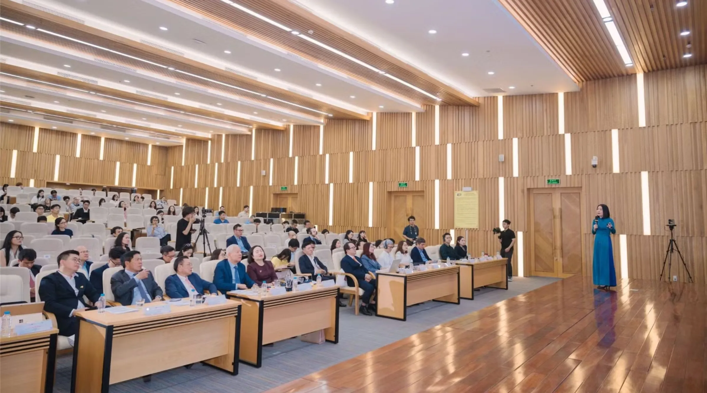 Hoạt động hội thảo và kết nối doanh nghiệp trong ngành tài chính giúp sinh viên tiếp cận góc nhìn thực tế về ngân hàng, đầu tư và công nghệ tài chính