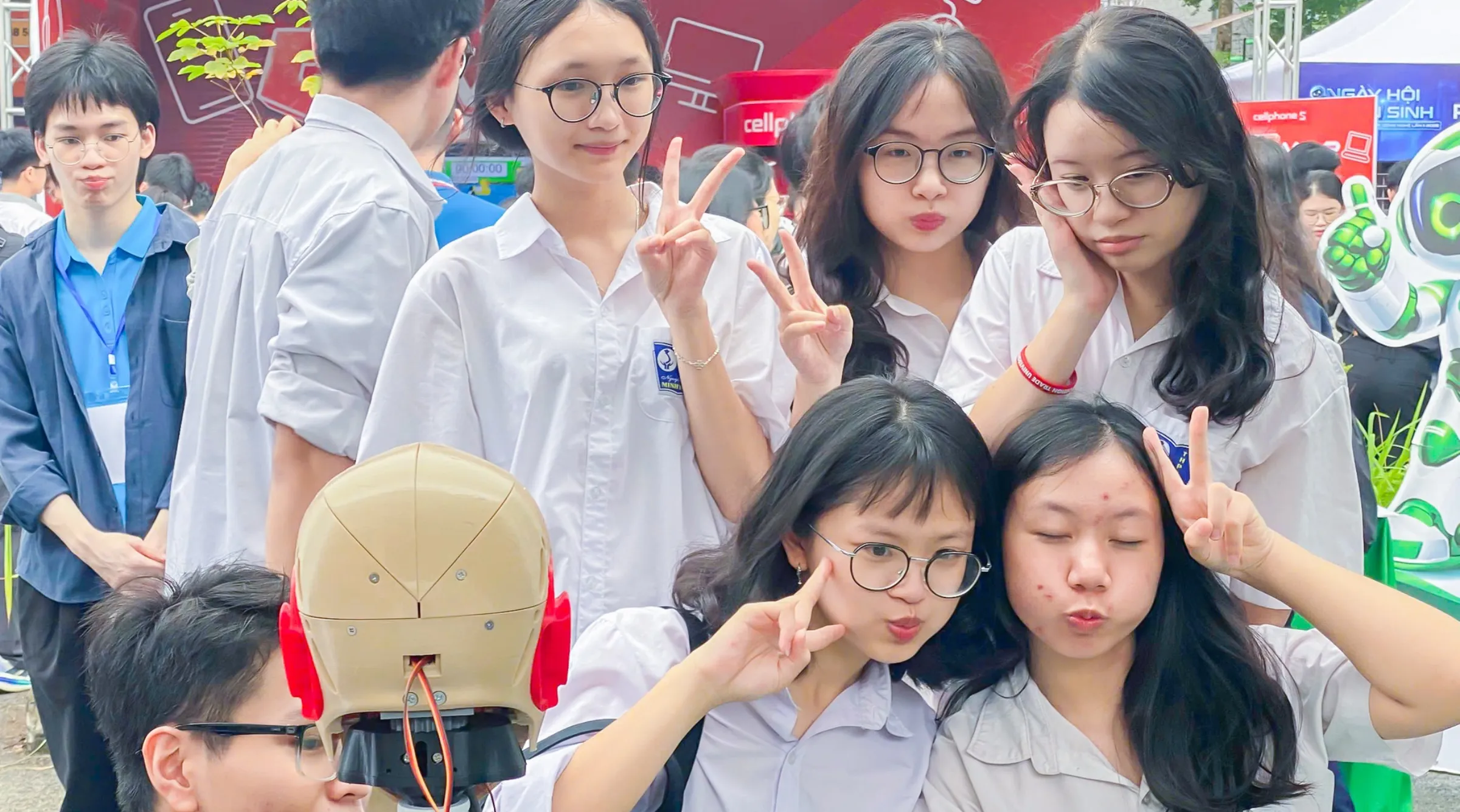 Học sinh tìm hiểu ngành học và trải nghiệm công nghệ tại gian tư vấn của Asia Vietnam trong :Ngày hội tuyển sinh khối ngành Khoa học và Công nghệ" 2026
