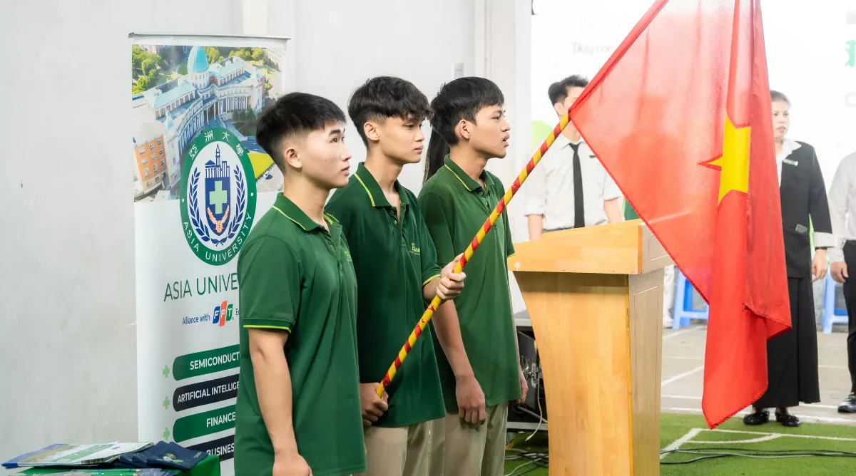 Lễ chào cờ tỏng khuôn khổ chuyên đề do Asia Vietnam tổ chức tại Trường THPT Tre Việt