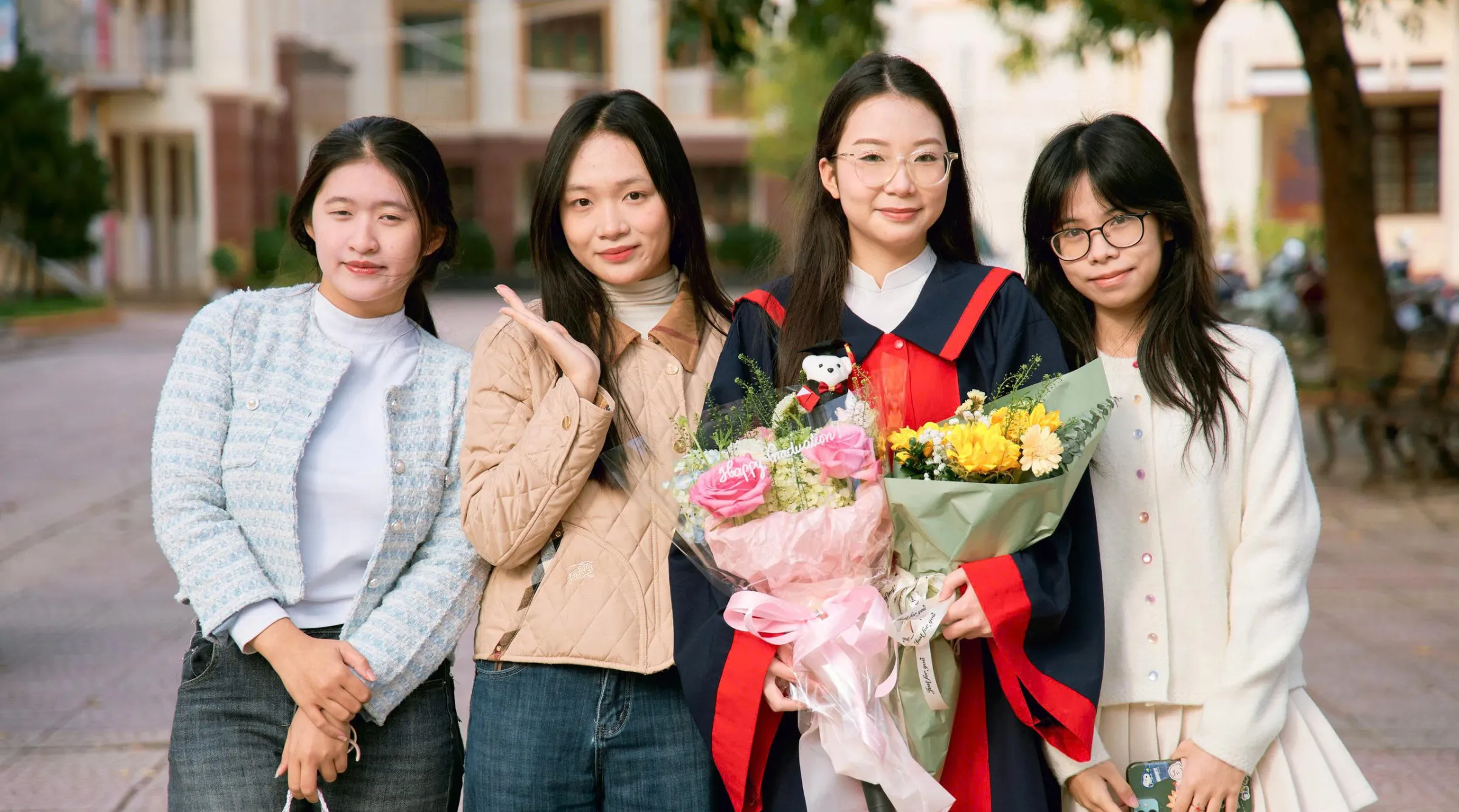 Huyền Thu (đứng thứ 2 từ phải sang) cùng bạn bè trong khoảnh khắc lưu giữ dấu mốc trưởng thành trước ngưỡng cửa đại học
