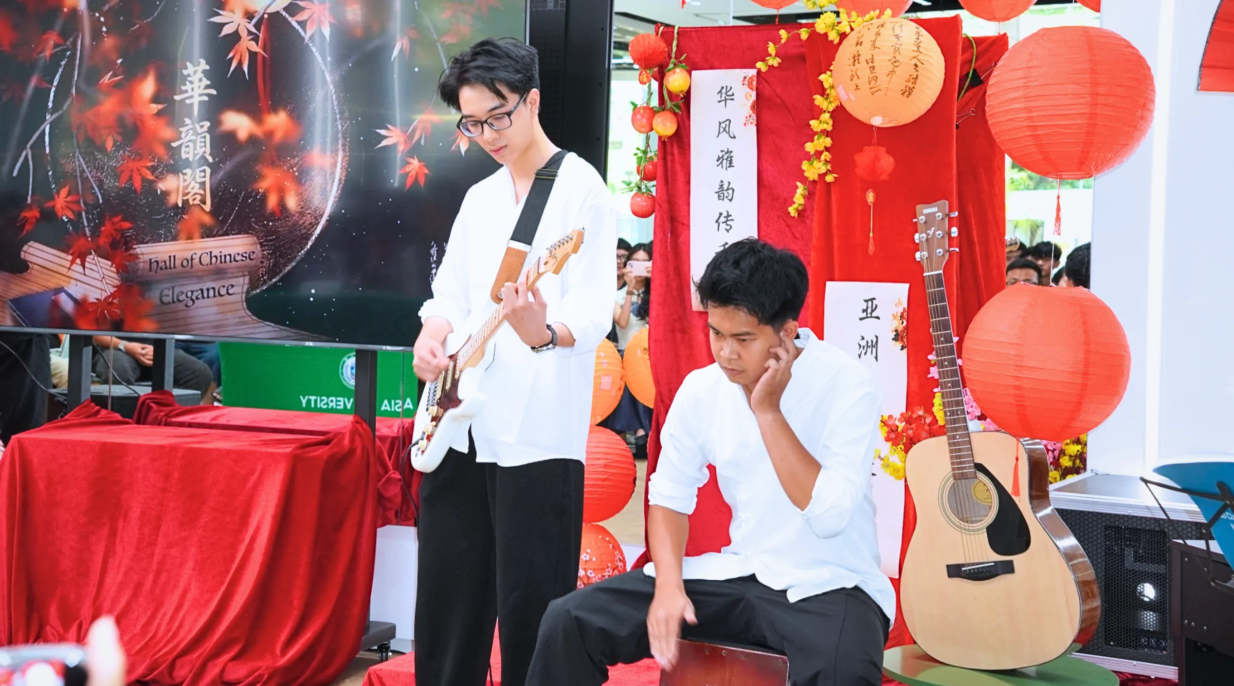 Không gian “Hall of Chinese Elegance” (tạm dịch: Gác Hoa vận) được trang trí với đèn lồng đỏ, quạt giấy và các chi tiết gợi nhắc sân khấu truyền thống. Đây là khu vực giúp người tham gia cảm nhận văn hóa Trung Hoa qua âm nhạc, trang phục và nghệ thuật trình diễn.