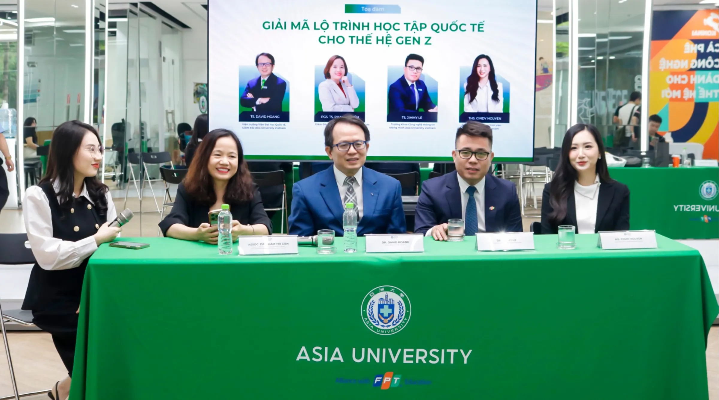 Không khí livestream diễn ra sôi nổi với nhiều câu hỏi được thảo luận và giải đáp
