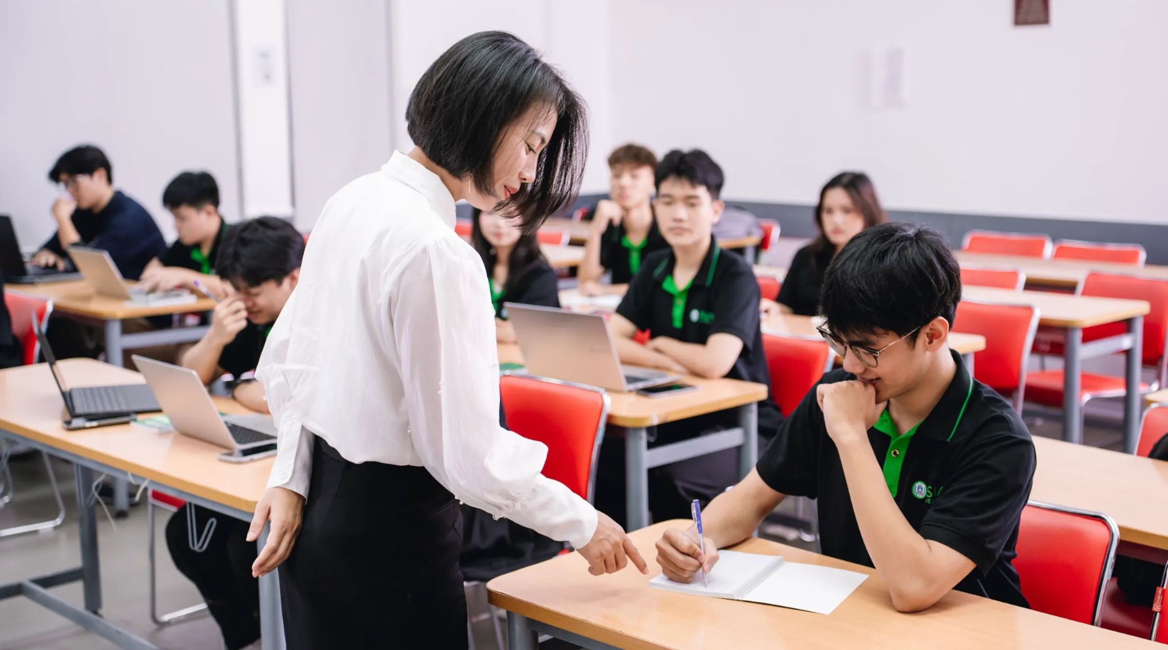 Giảng viên hướng dẫn sinh viên Asia Vietnam trong giờ học, giúp người học rèn luyện tiếng Trung thông qua tương tác trực tiếp và các hoạt động thực hành trên lớp
