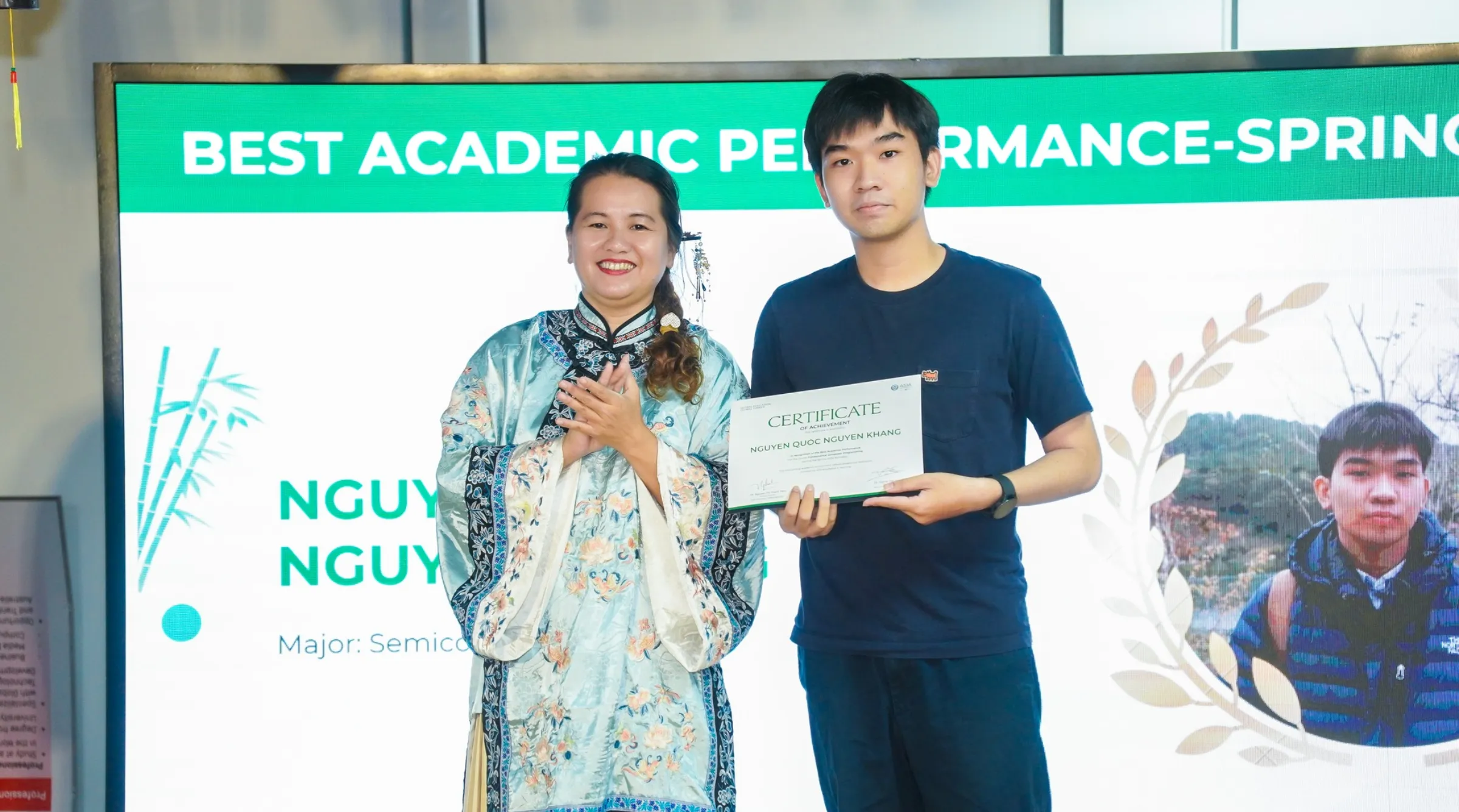 Nguyễn Quốc Nguyên Khang - Sinh viên ngành Công nghệ bán dẫn Asia Vietnam (cơ sở TP. HCM) đạt thành tích cao nhất hạng mục "Highest Semester GPA" và "Fundamental Computer Programming"