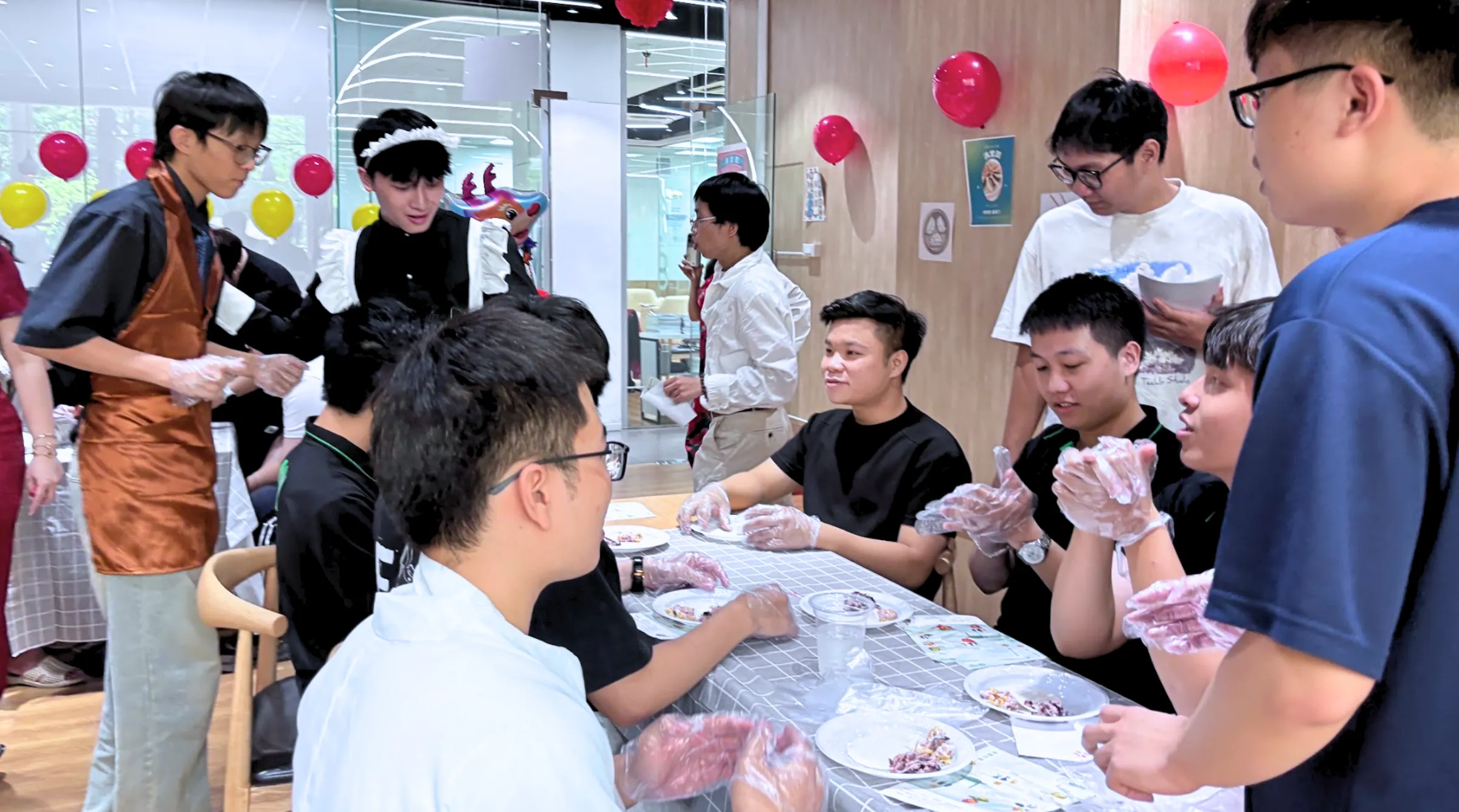 Nguyễn Trần Cao Phong, sinh viên ngành Công nghệ bán dẫn, đại diện “Full Fortune” cho biết, nhóm muốn truyền tải câu chuyện về sự gắn kết gia đình và cộng đồng khi mọi người cùng ngồi gói há cảo. Với nhóm, món ăn này là biểu tượng của sum vầy, may mắn và thịnh vượng trong các dịp lễ truyền thống. Trong quá trình hướng dẫn, các thành viên cũng học cách sử dụng tiếng Trung trong đời sống gần gũi, từ giới thiệu nguyên liệu, mô tả thao tác gói đến giải thích ý nghĩa món ăn.
