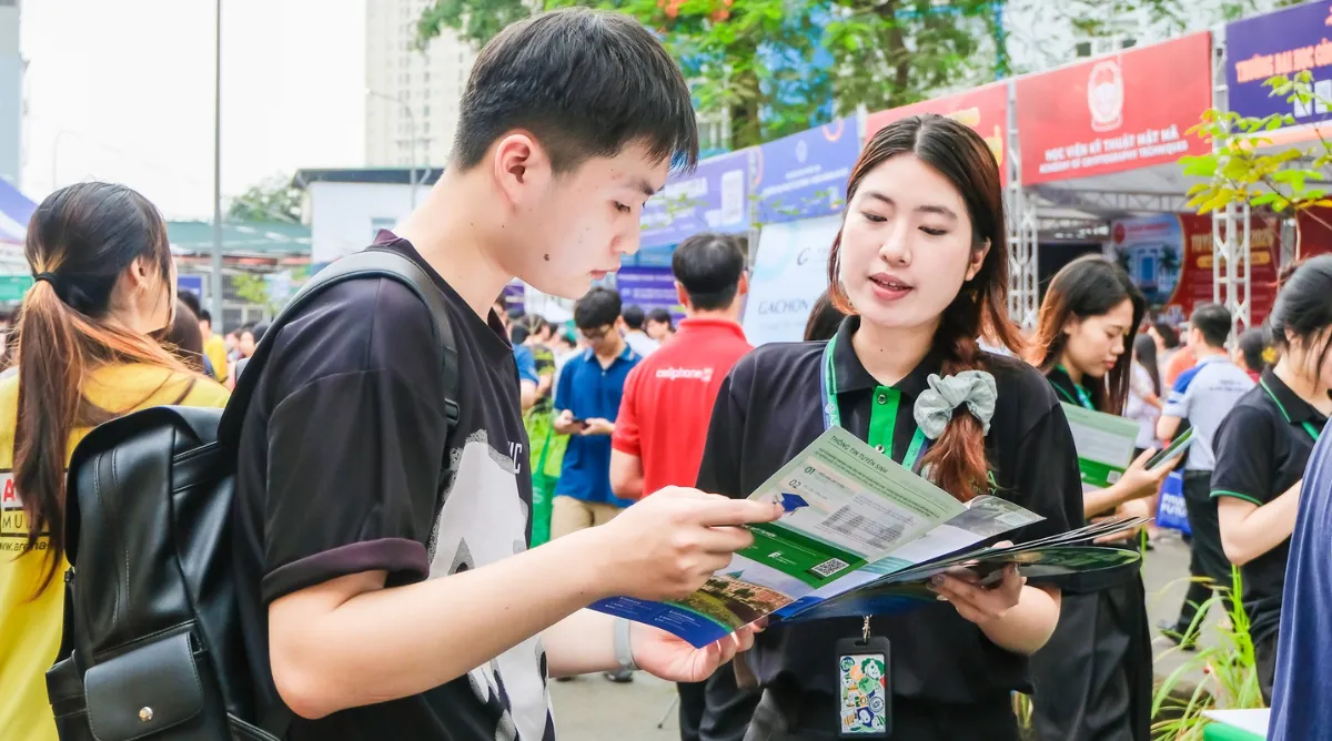 AI không thay thế con người, nhưng đang đặt ra chuẩn năng lực mới cho nhân sự tài chính hiện đại (Ảnh: Asia University).