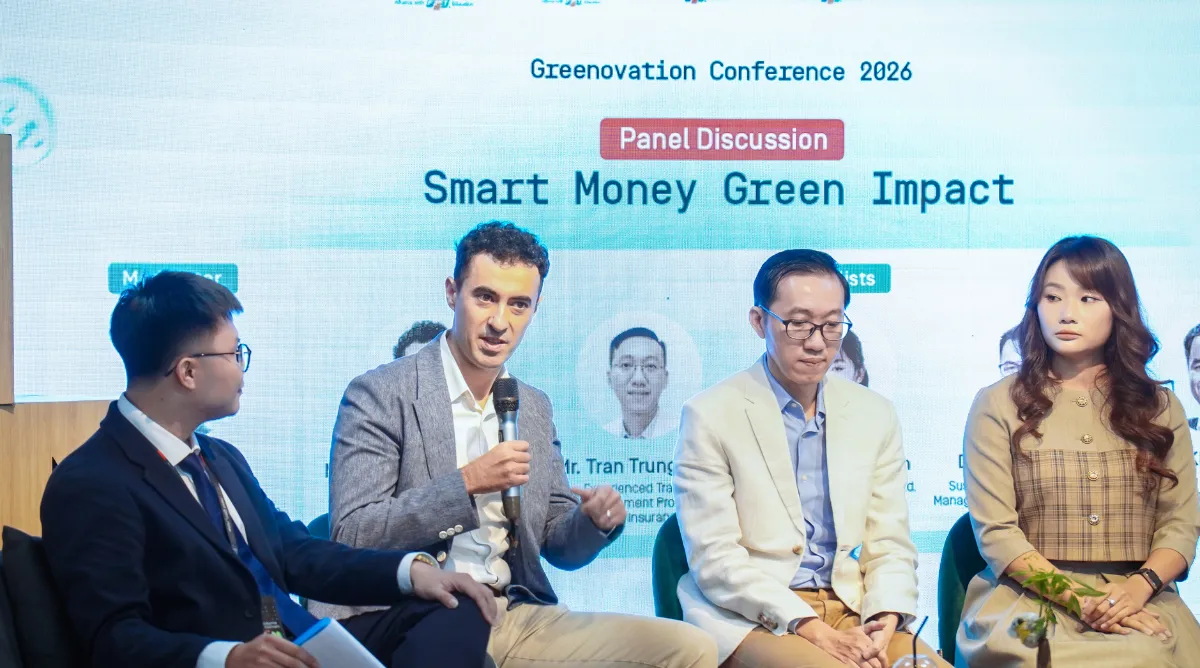 Phiên thảo luận tại Greenovation 2026 có sự tham gia của ông Victor Cobo Ramirez, Giảng viên Kinh doanh tại Swinburne Vietnam; ông Trần Trung Châu, Giám đốc Banca Academy, FWD Insurance; bà Trần Bảo Lâm, Giám đốc Tài chính Công ty Nhựa Đạt Hòa; TS. Phạm Việt Anh, Cố vấn Phát triển Bền vững tại Econowhere và ông Khiêm Trần, Trưởng phòng Marketing APETECH Solutions.