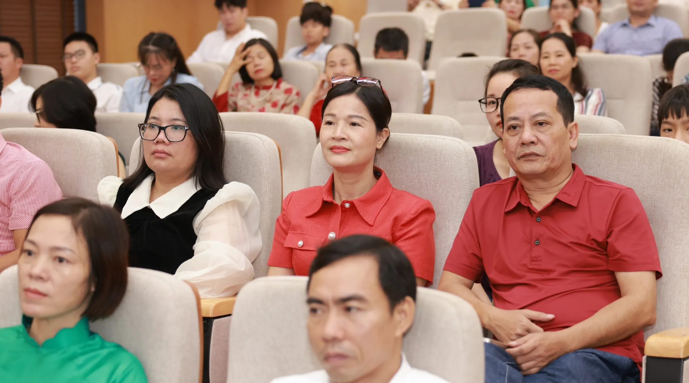 Phụ huynh chăm chú lắng nghe các chia sẻ về lộ trình đào tạo và môi trường phát triển kỹ năng cho sinh viên tại một sự kiện của Asia Vietnam