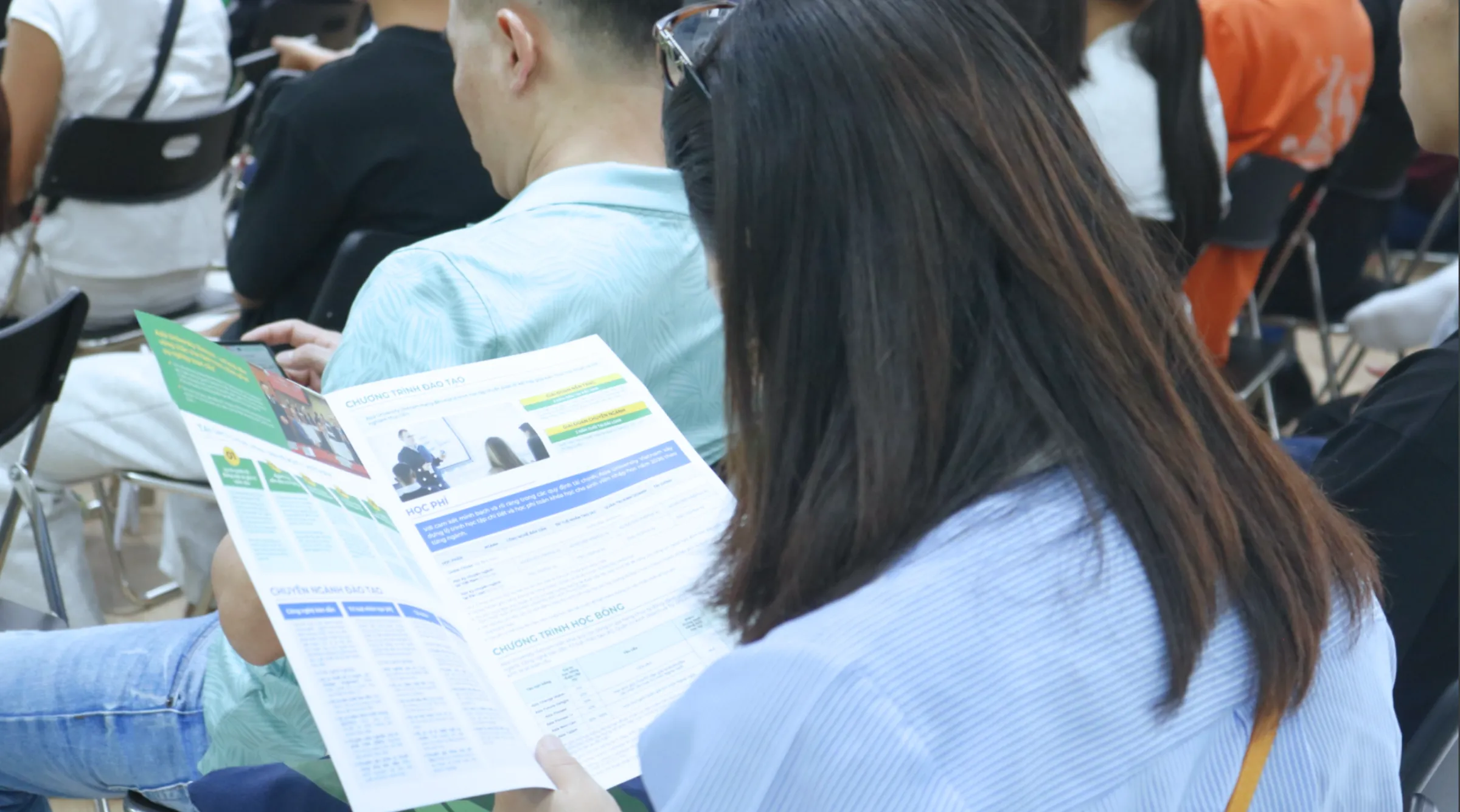 Phụ huynh tìm hiểu thông tin chi tiết về khung chương trình đào tạo và học bổng ngành Quản trị kinh doanh Asia Vietnam