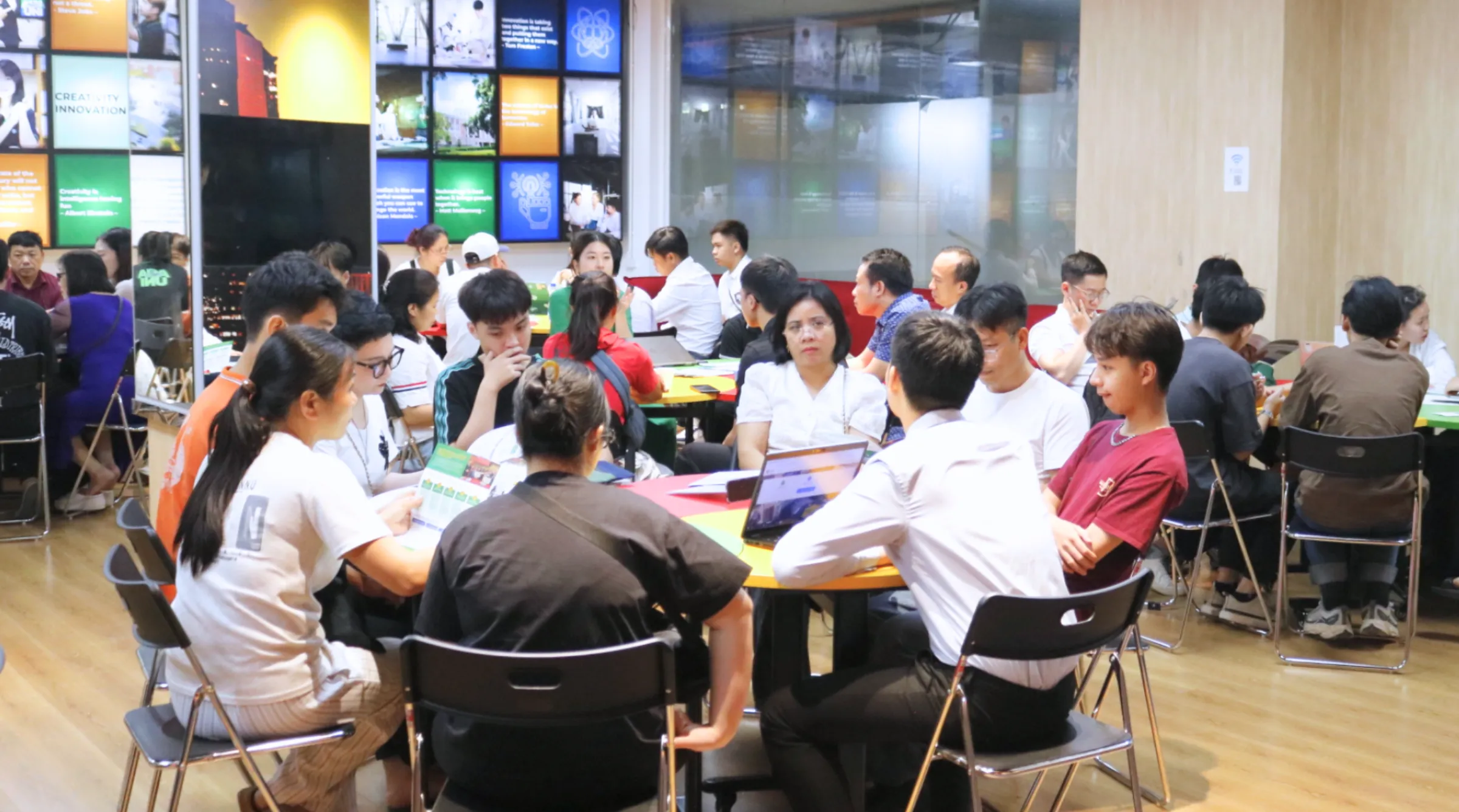 Phụ huynh và học sinh tham gia tư vấn trực tiếp, tìm hiểu ngành học, học bổng và lộ trình học tập quốc tế tại “Asia University Vietnam Next Gen Day”