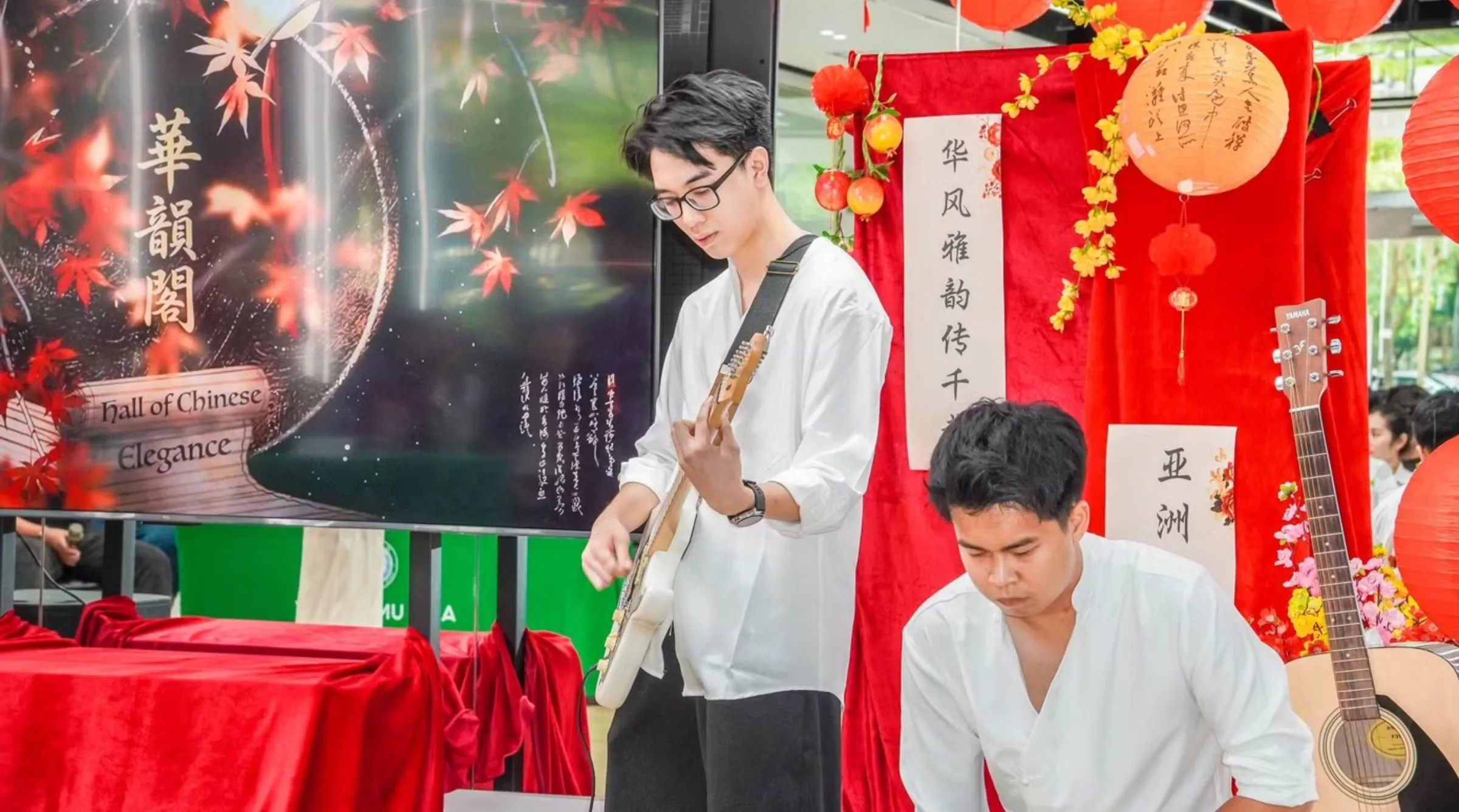 Sinh viên Asia Vietnam biểu diễn âm nhạc trong không gian văn hóa Trung Hoa tại 'Asia Day 2026'.