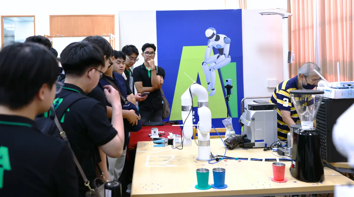 Sinh vi&ecirc;n Asia Vietnam được tham gia thực h&agrave;nh trong ph&ograve;ng lab, từng bước h&igrave;nh th&agrave;nh tư duy v&agrave; l&agrave;m quen sớm với m&ocirc;i trường kỹ thuật gắn chặt với hệ sinh th&aacute;i b&aacute;n dẫn tại Đ&agrave;i Loan