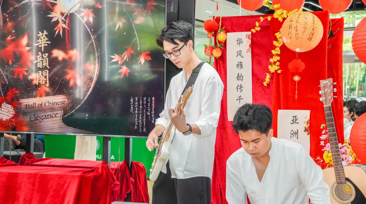 Sinh viên Asia Vietnam biểu diễn âm nhạc trong không gian văn hóa Trung Hoa tại Asia Day 2026.