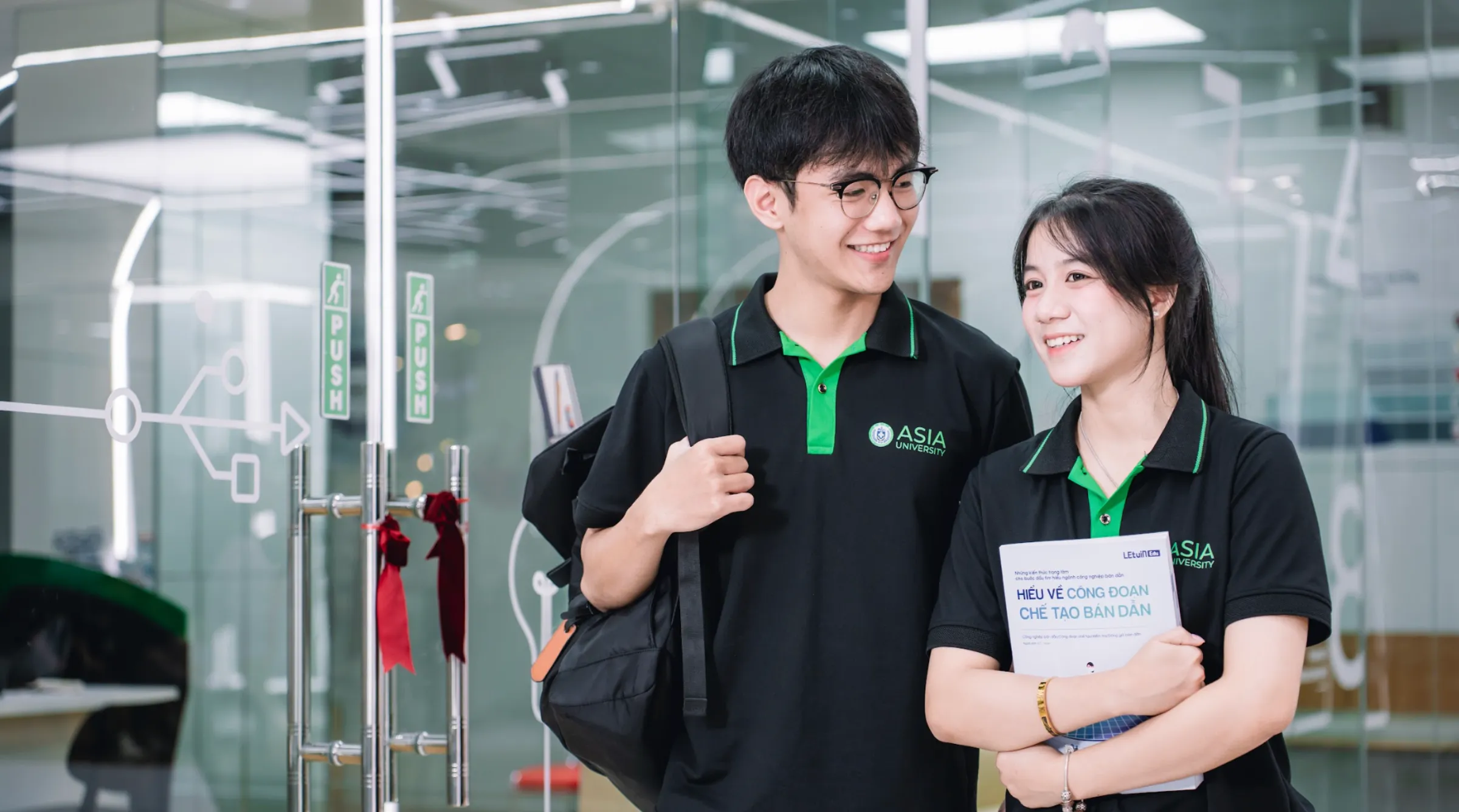 Sinh viên Asia Vietnam trong không gian học tập hiện đại, môi trường giáo dục trẻ trung và năng động, sẵn sàng bước vào kỳ Summer 2026
