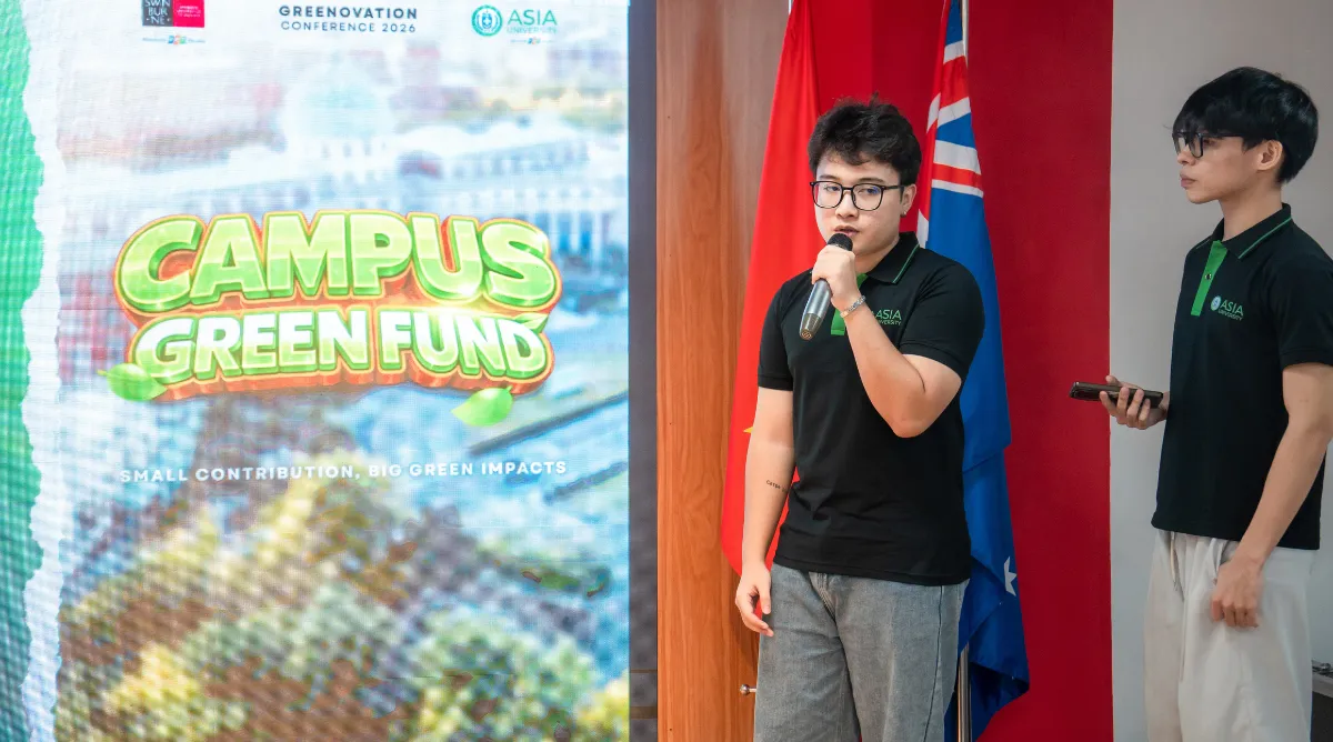 Sinh viên Asia Vietnam tự tin trình bày về dự án tại Greenovation 2026.
