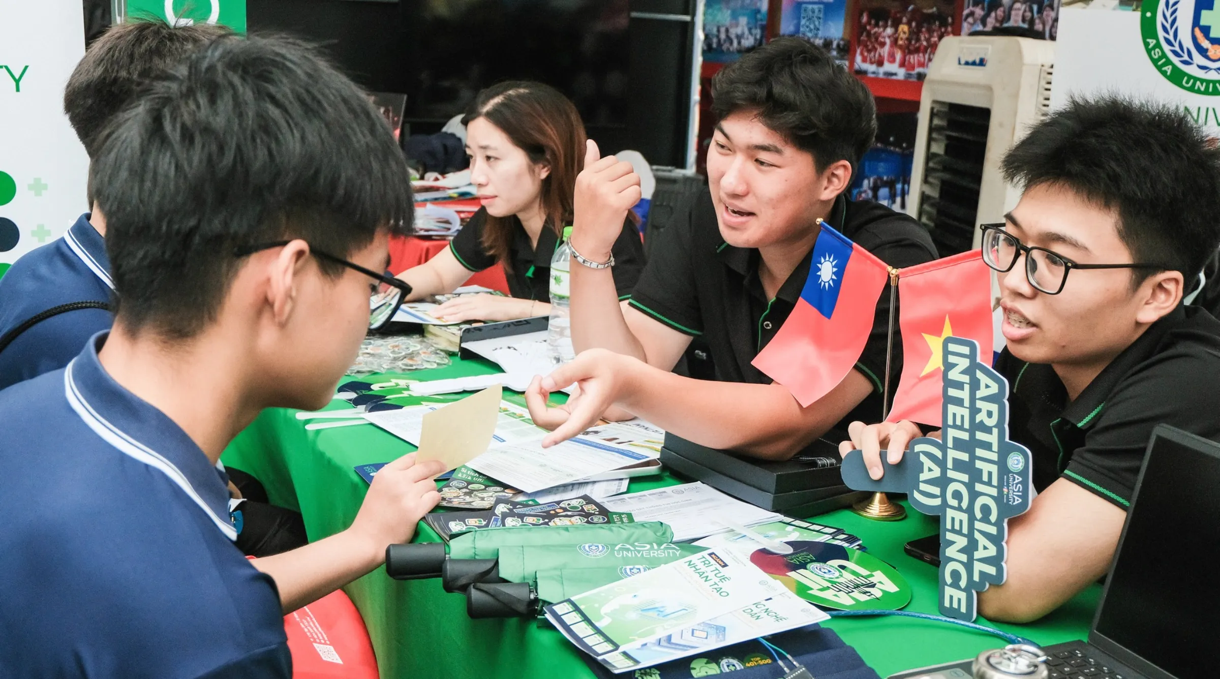 Sinh viên tìm hiểu ngành Công nghệ bán dẫn trong bối cảnh nhu cầu nhân lực công nghệ cao ngày càng tăng