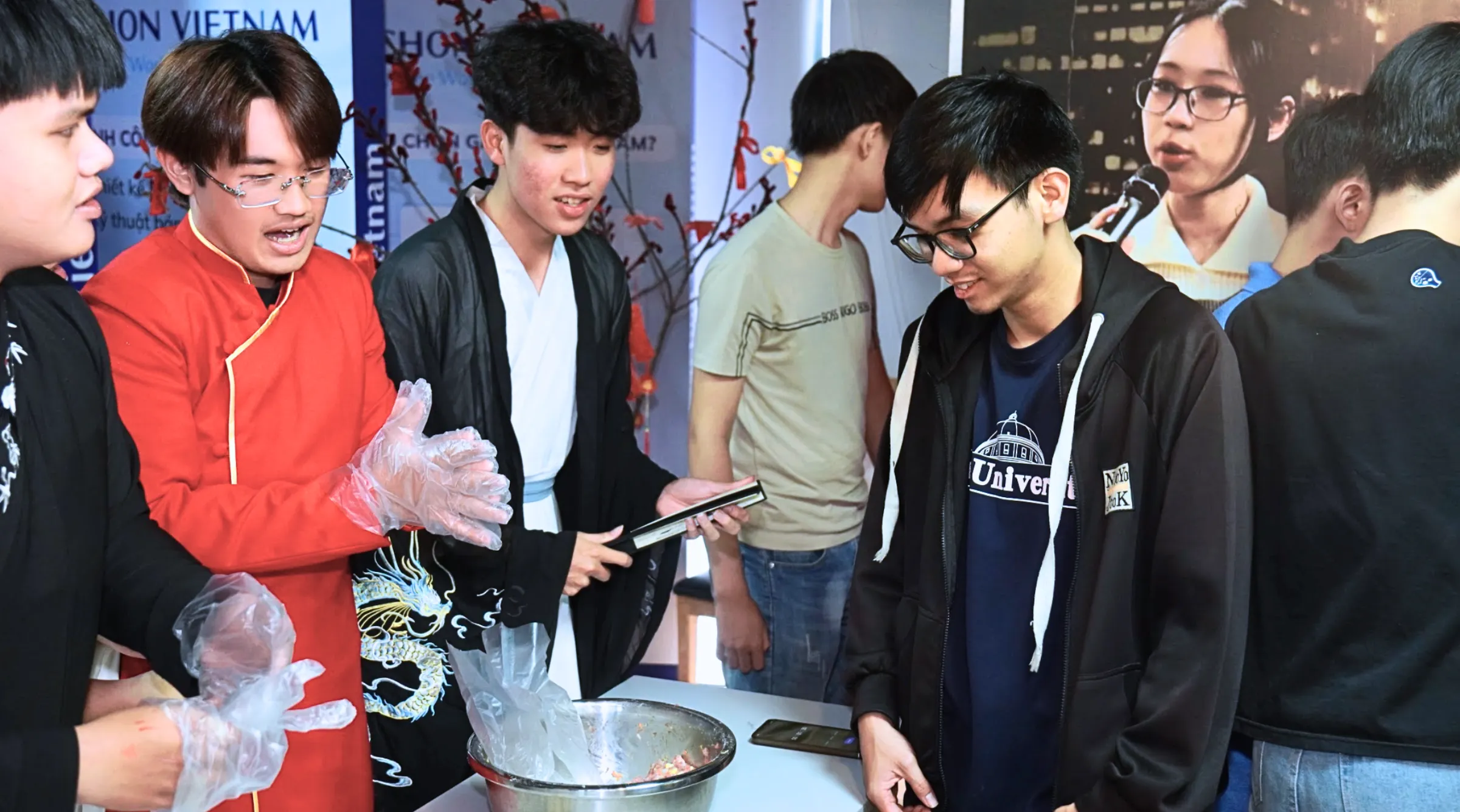 Tại Asia Day 2026, nhiều khu vực trải nghiệm được thiết kế theo hướng tương tác để sinh viên không chỉ quan sát mà còn trực tiếp tham gia. Các hoạt động tại cả hai cơ sở tạo nên một không gian văn hóa mở, nơi người học có thể tìm hiểu, thử sức và kết nối với bạn bè thông qua từng thử thách.