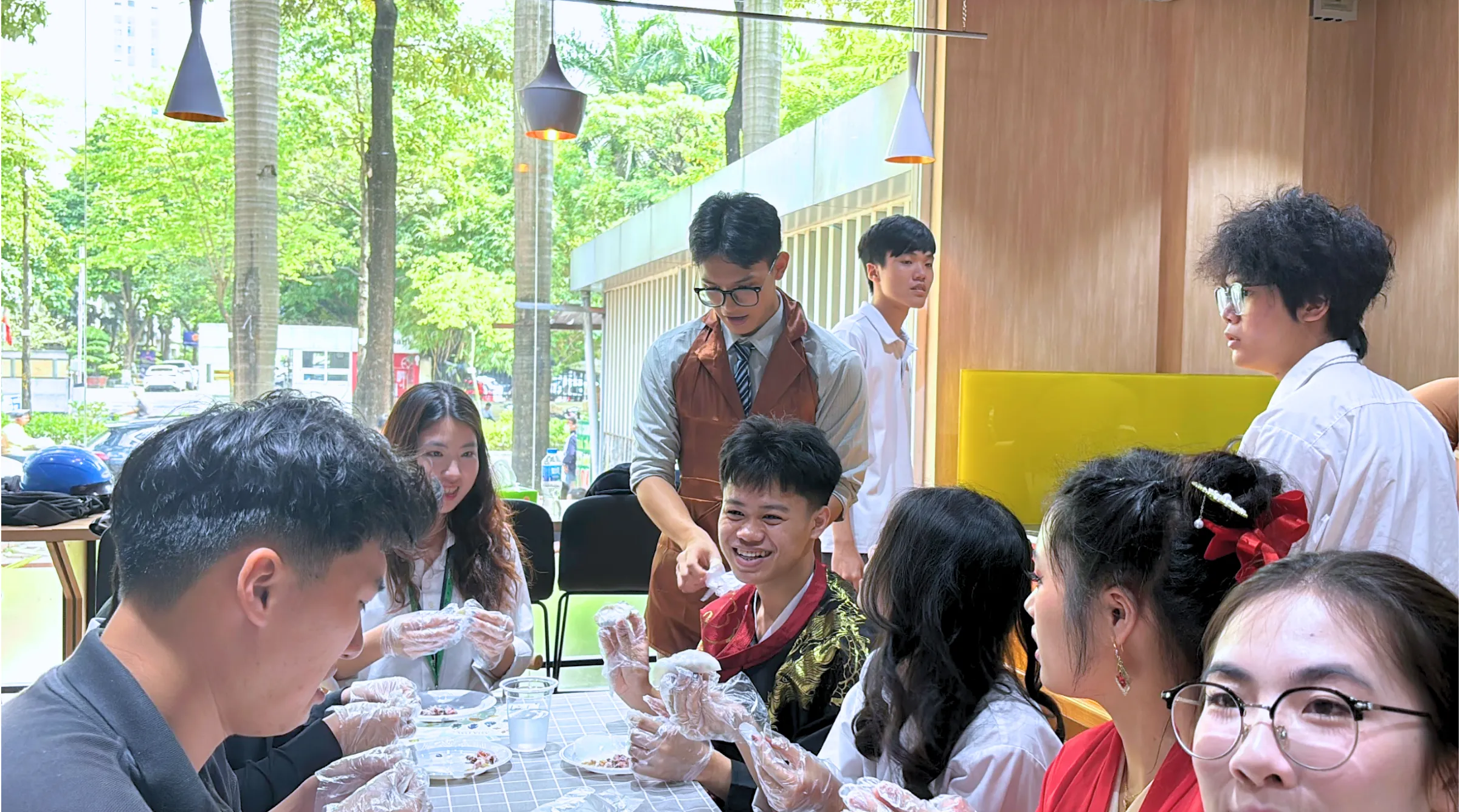 Tại “Full Fortune” (tạm dịch: Đoàn viên đủ đầy), sinh viên cùng nhau trải nghiệm hoạt động gói há cảo, món ăn quen thuộc trong nhiều dịp lễ truyền thống của người Hoa. Thông qua từng công đoạn chuẩn bị nguyên liệu, tạo hình và hoàn thiện món ăn, người tham gia có cơ hội tìm hiểu thêm về ý nghĩa văn hóa gắn với sự đoàn viên và gắn kết.