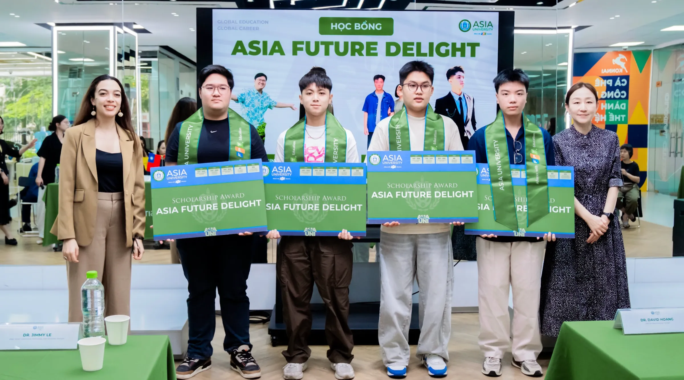 Trần Thanh Sơn (thứ ba từ trái sang) nhận học bổng Asia Future Delight tại Info Day “Asia University Vietnam Next Gen Day”