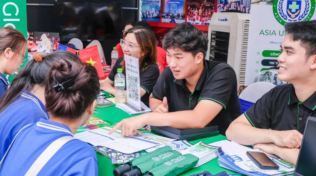 Asia Vietnam cho rằng, bên cạnh việc củng cố kiến thức, học sinh 2K8 cũng nên chủ động tìm hiểu ngành học và môi trường đại học phù hợp để giảm áp lực trước kỳ thi.