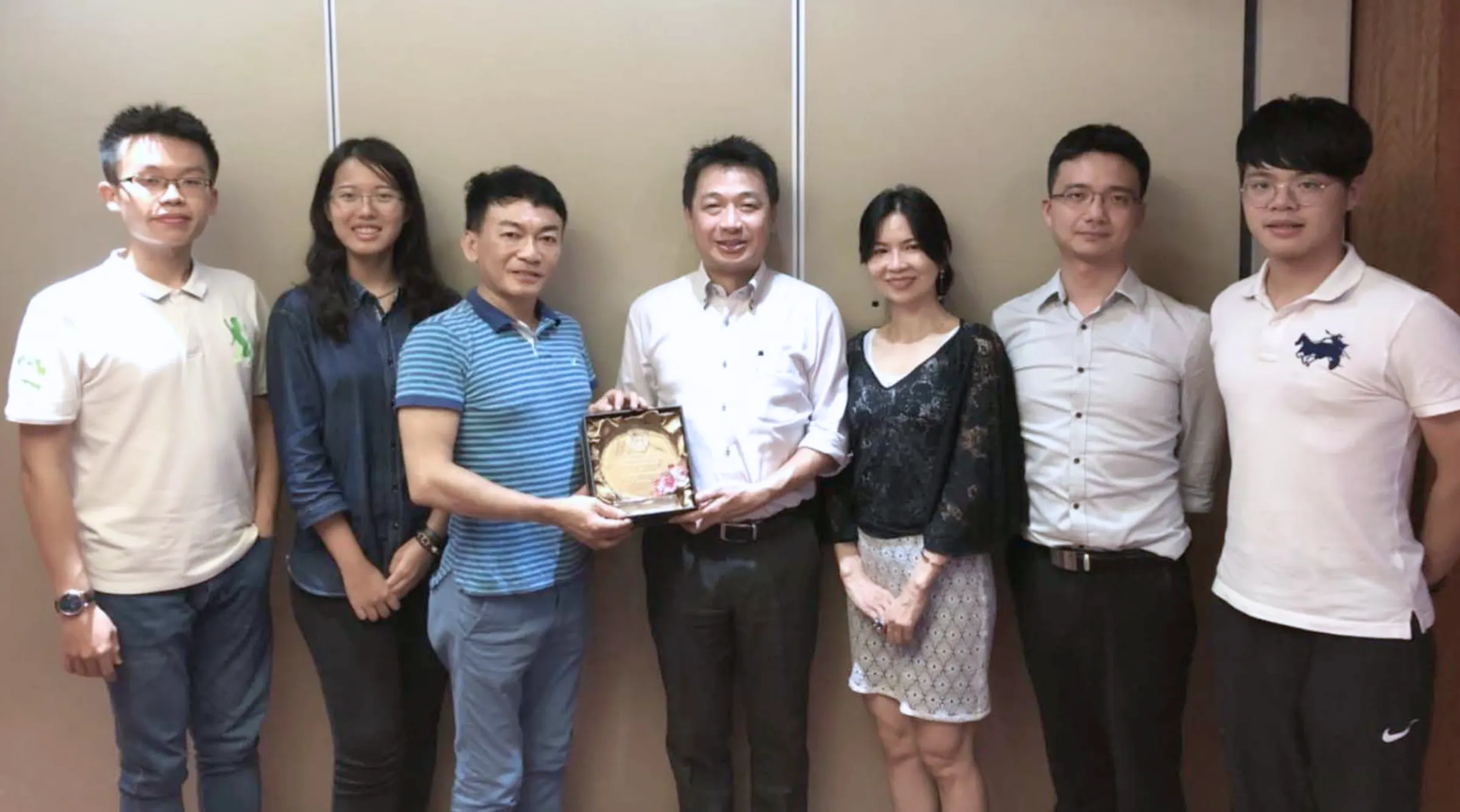 Giảng viên và sinh viên ngành Quản trị kinh doanh Asia University trong buổi gặp gỡ đại diện doanh nghiệp EG Healthcare