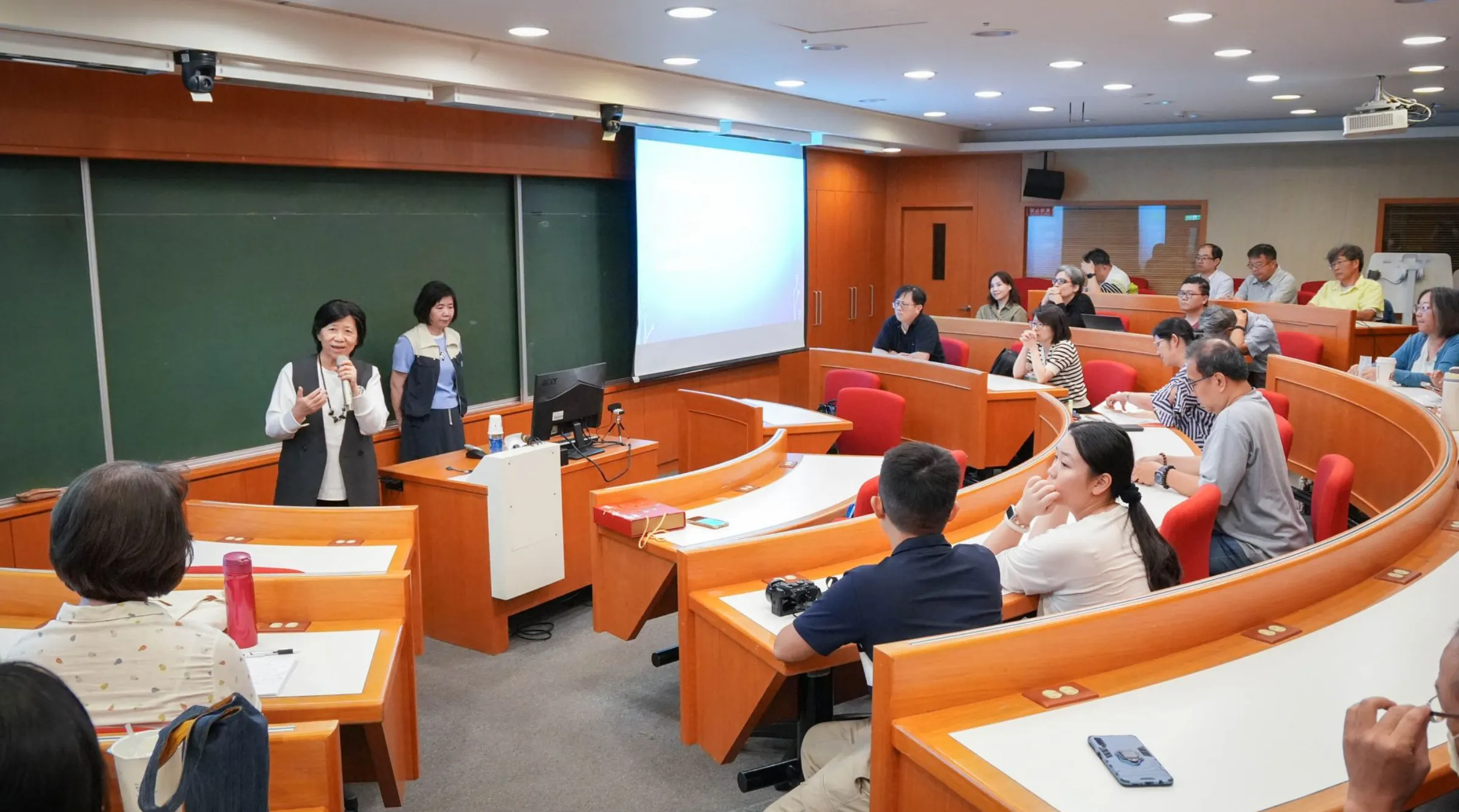 Giáo dục toàn diện trong kỷ nguyên AI: Sinh viên cần được hỗ trợ cả học thuật, kỹ năng và cảm xúc