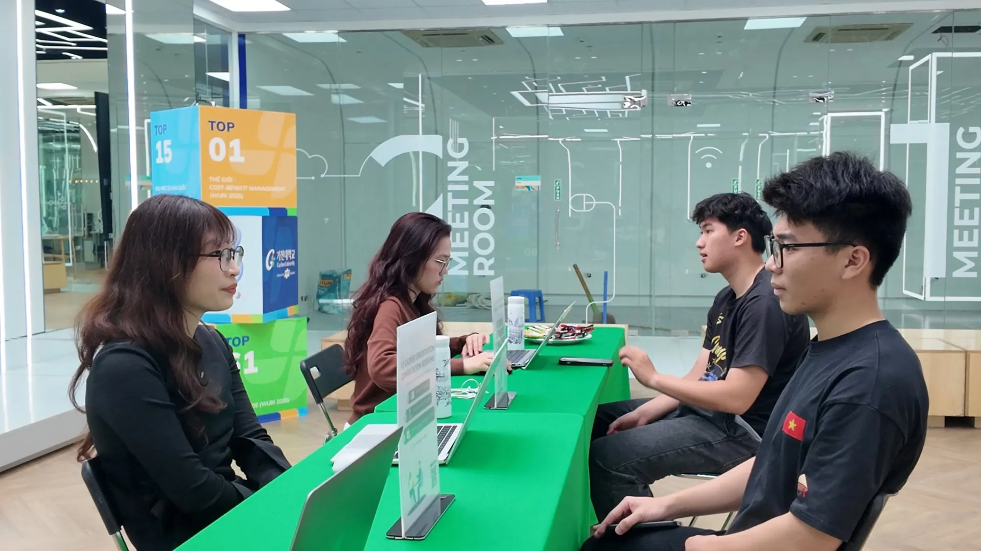 Hệ thống dịch vụ sinh viên tại Asia Vietnam đồng hành cùng người học từ học thuật, kỹ năng đến định hướng nghề nghiệp, góp phần hiện thực hóa triết lý giáo dục toàn diện trong kỷ nguyên AI