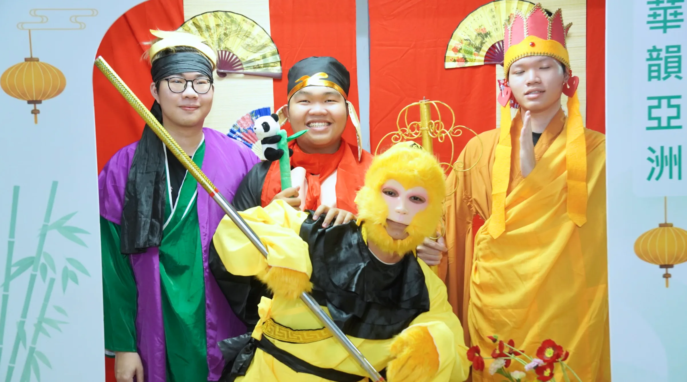 Hoạt động nhập vai giúp sinh viên rèn sự tự tin, khả năng biểu đạt và tinh thần phối hợp khi đưa tác phẩm kinh điển lên sân khấu