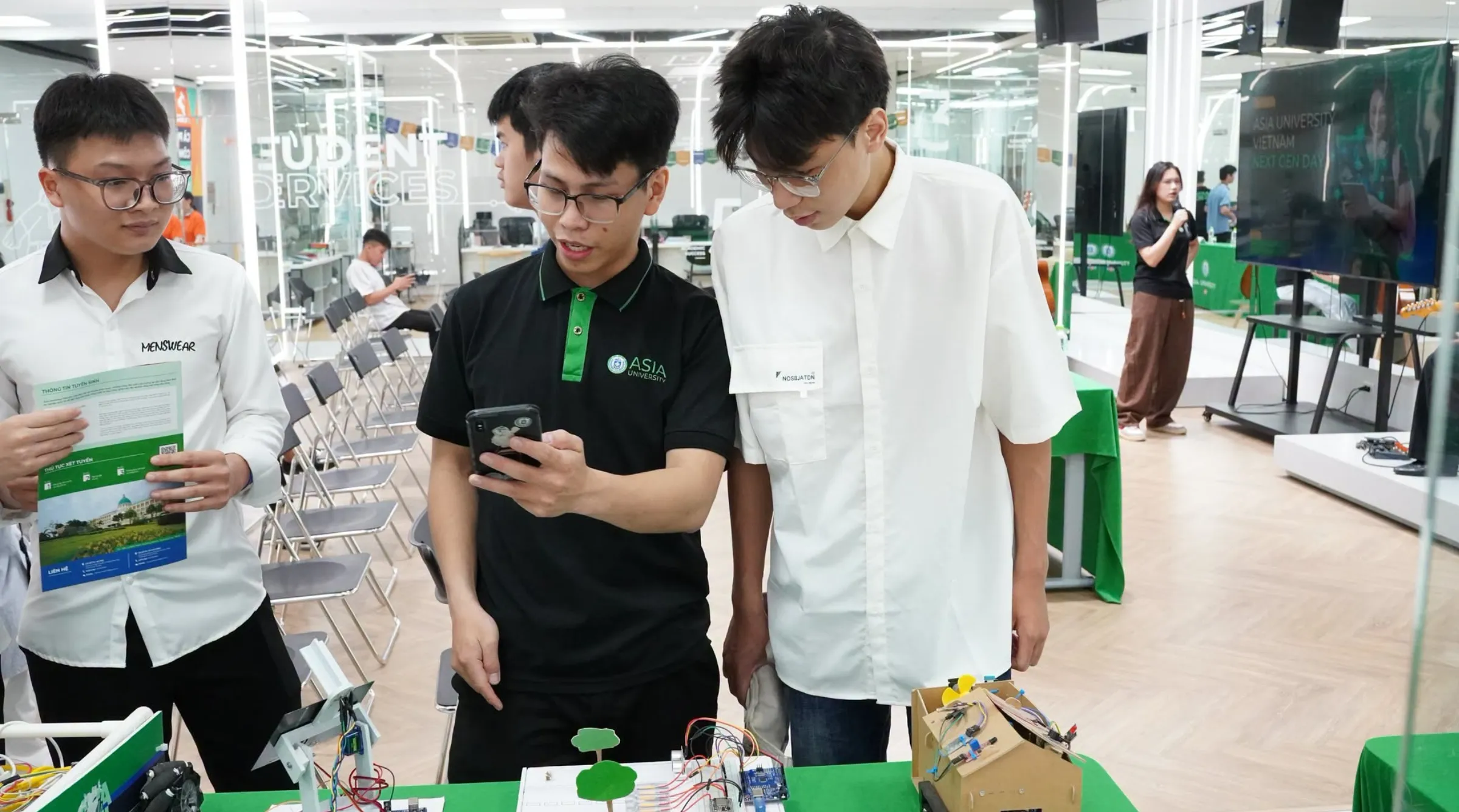 Học sinh tìm hiểu các dự án công nghệ và mô hình robot tại khu trưng bày trong sự kiện “Asia University Vietnam Next Gen Day”
