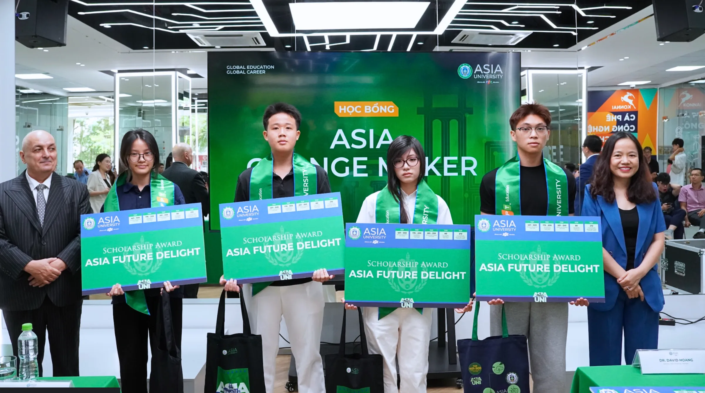 Nguyễn Bá Đức Hoàng (thứ ba, từ trái sang) nhận học bổng Asia Future Delight tại Info Day "Asia University Vietnam Next Gen Day" đánh dấu mục tiêu bắt đầu hành trình theo đuổi ngành Công nghệ bán dẫn