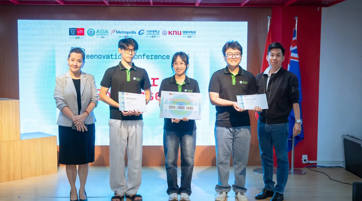 Khoảnh khắc nhóm sinh viên Asia Vietnam nhận giải thưởng “Asia Greenovation Award”.