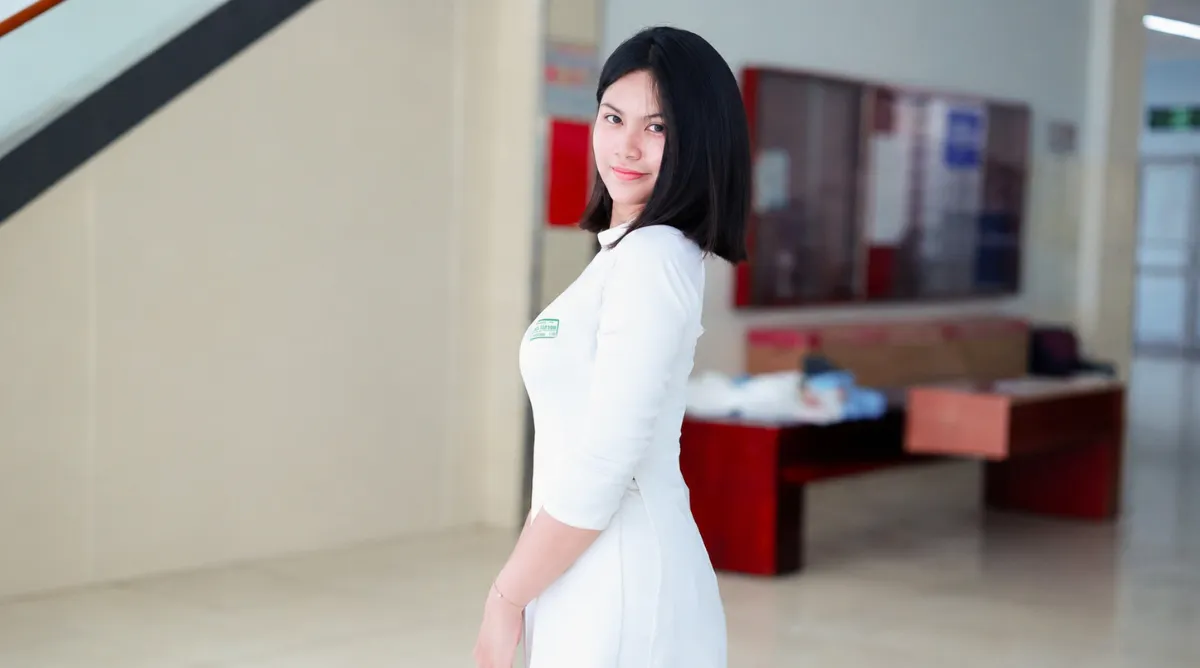 Khánh Giàu gây ấn tượng bởi vẻ ngoài dịu dàng cùng định hướng nghiêm túc với ngành Công nghệ bán dẫn tại Asia Vietnam.