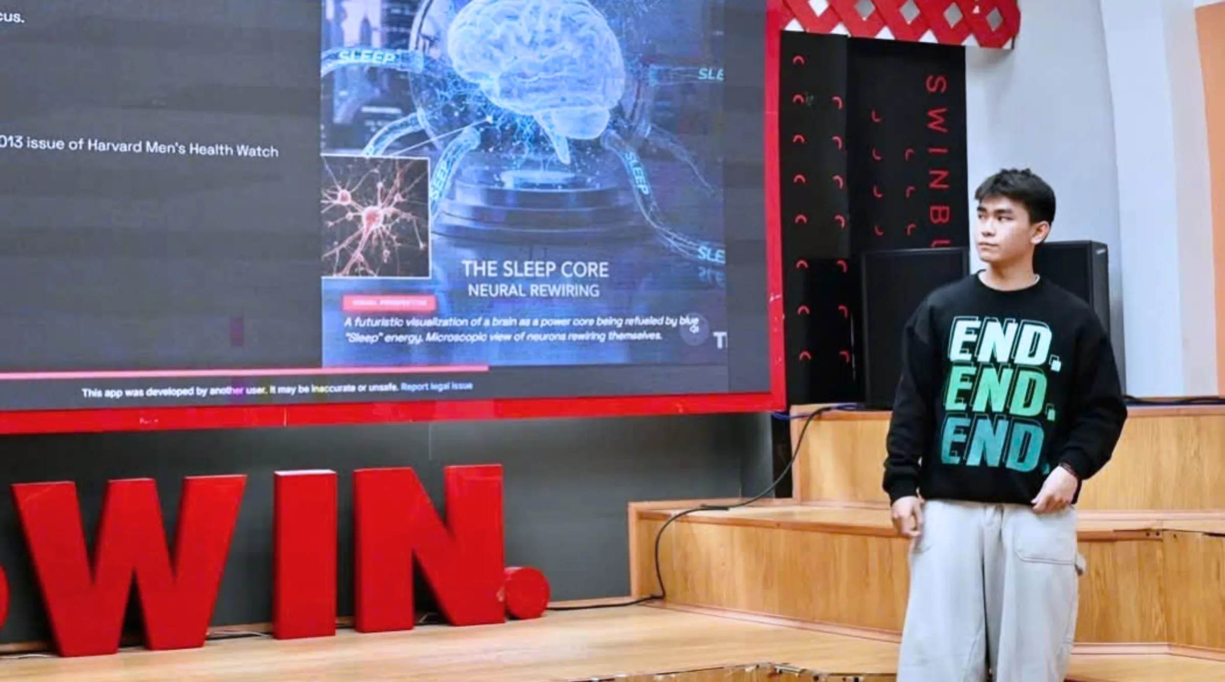 Phạm Anh Tuấn trình bày bài TED Talk bằng tiếng Anh trong chương trình Công dân toàn cầu, rèn luyện kỹ năng nghiên cứu, sắp xếp ý tưởng và diễn đạt quan điểm trước lớp