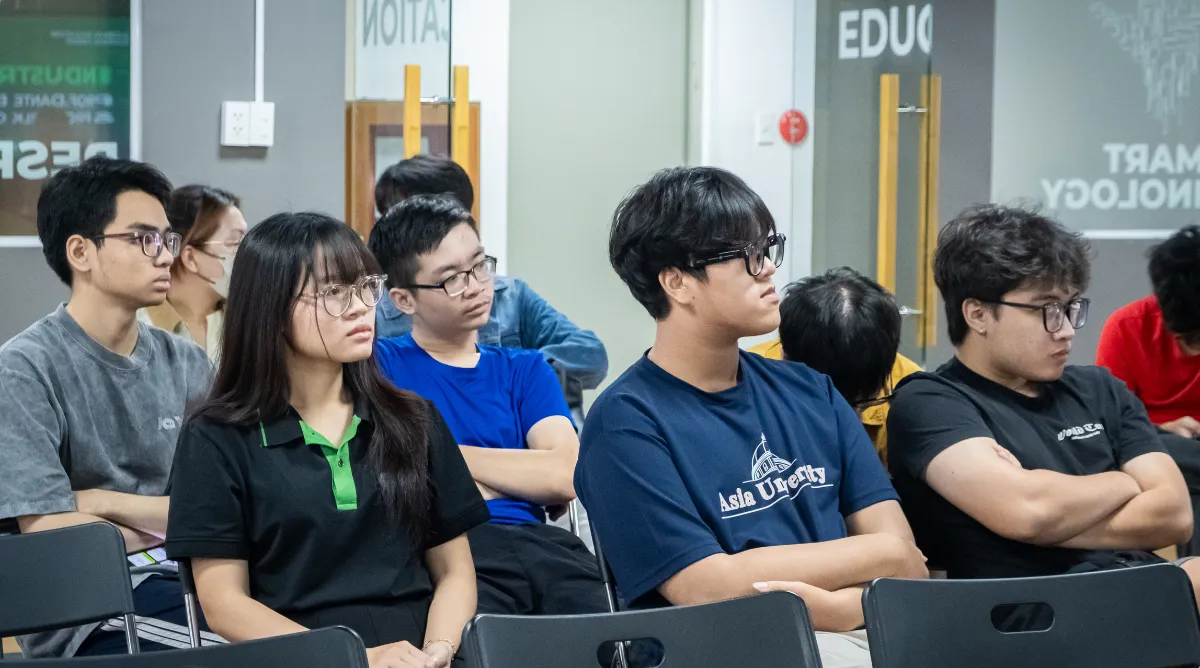 Sinh viên Asia Vietnam lắng nghe chia sẻ từ các chuyên gia trong chương trình “Industrial Sharing”.