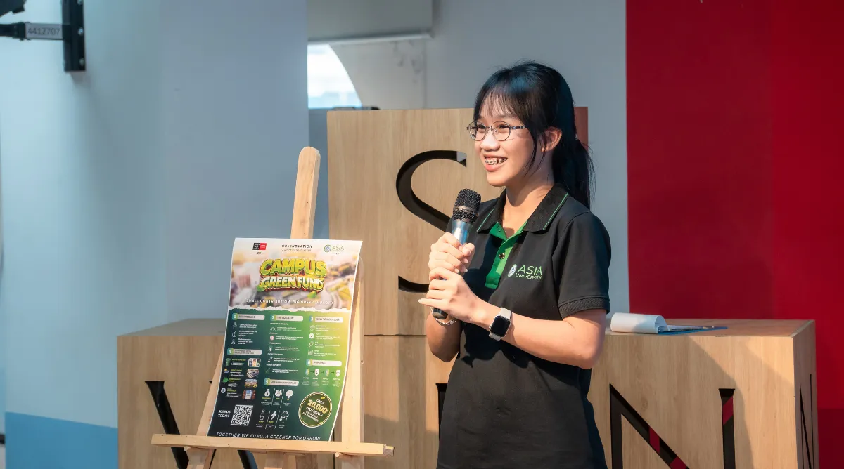 Sinh viên Asia Vietnam trình bày dự án “Green Fund” tại Greenovation 2026, thể hiện khả năng kết nối kiến thức với các giải pháp phát triển bền vững trong môi trường đại học.