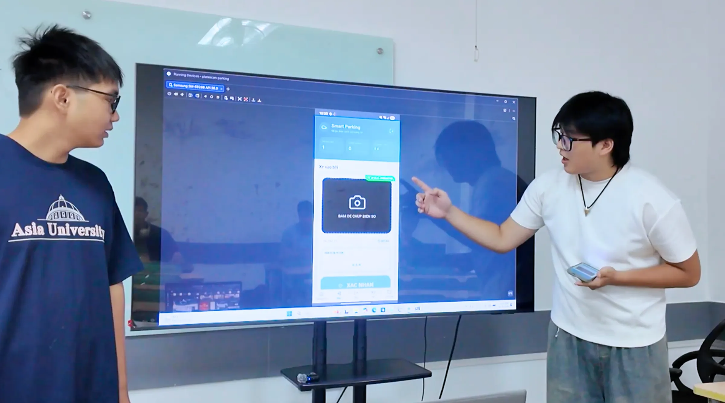 Sinh viên ngành Trí tuệ nhân tạo Asia Vietnam giới thiệu về giải pháp “Smart Parking” trước giảng viên và các bạn học