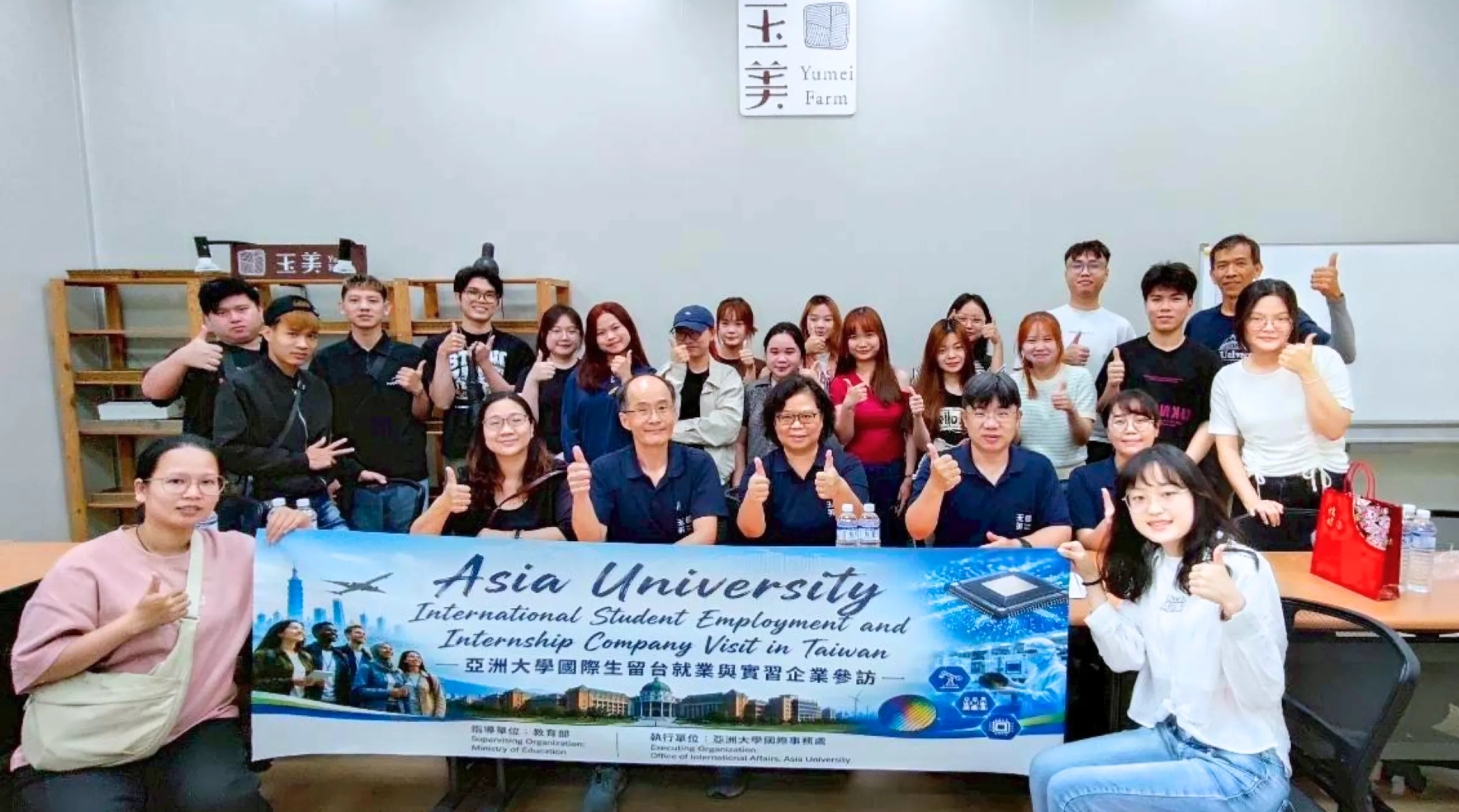 Sinh viên quốc tế Asia University chụp ảnh cùng đội ngũ Yumei Biotech trong chuyến tham quan doanh nghiệp tại Đài Loan, hoạt động góp phần tăng cường kết nối giữa nhà trường, sinh viên và doanh nghiệp
