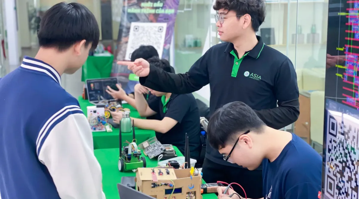 Sinh viên Công nghệ bán dẫn tại Asia Vietnam được rèn luyện tư duy phân tích, khả năng làm việc nhóm và kỹ năng giải quyết vấn đề thực tế.
