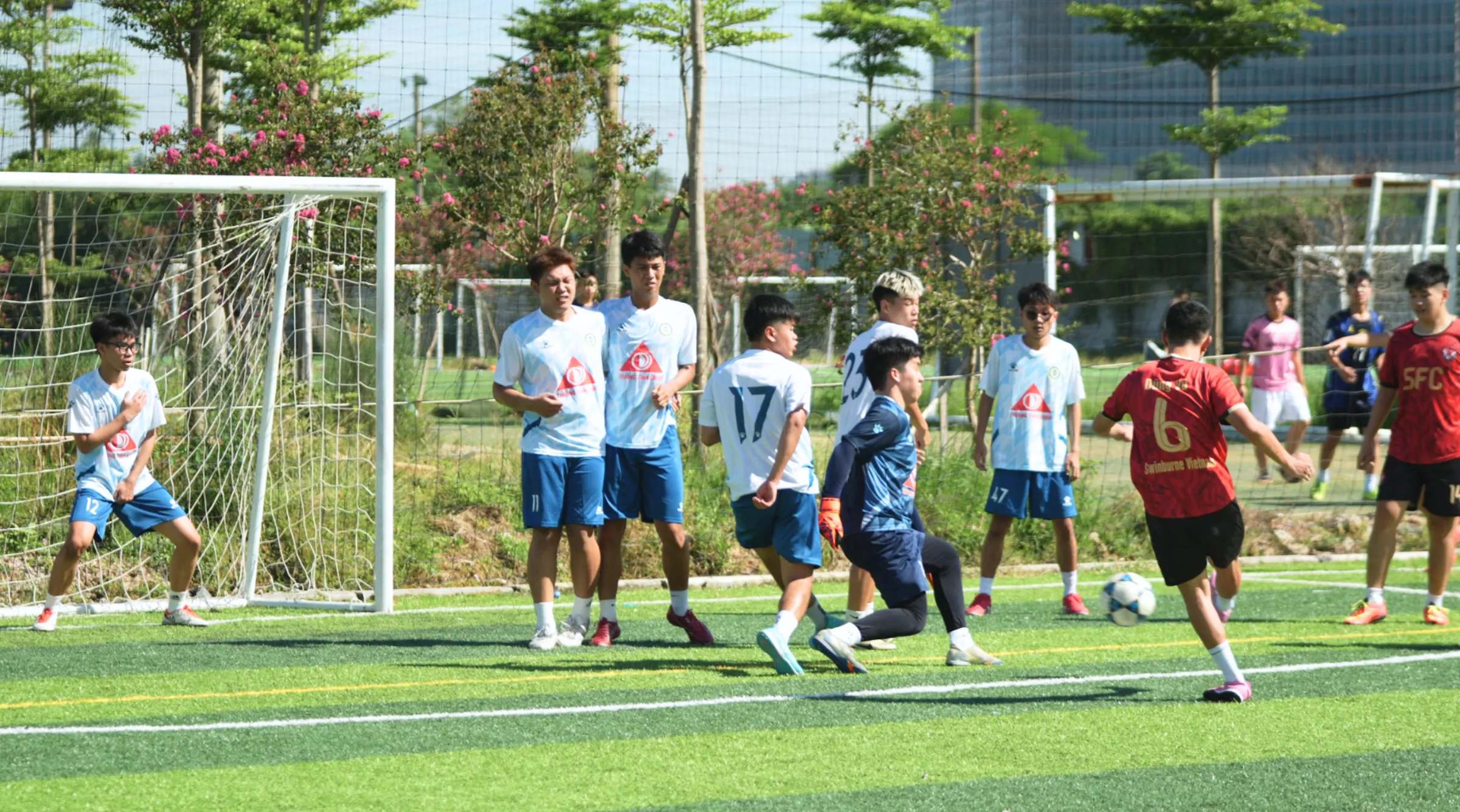 Asia University Hanoi Football Club thi đấu tại “Asia Summer Cup 2026”, thể hiện tinh thần đoàn kết và nhiệt huyết trên sân cỏ