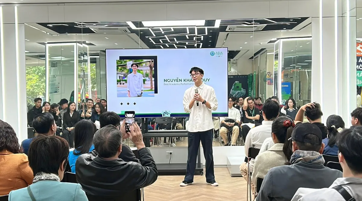 Nguyễn Khánh Duy, sinh viên ngành Trí tuệ nhân tạo Asia Vietnam, chủ nhân danh hiệu “Highest Semester GPA” học kỳ Fall 2025.
