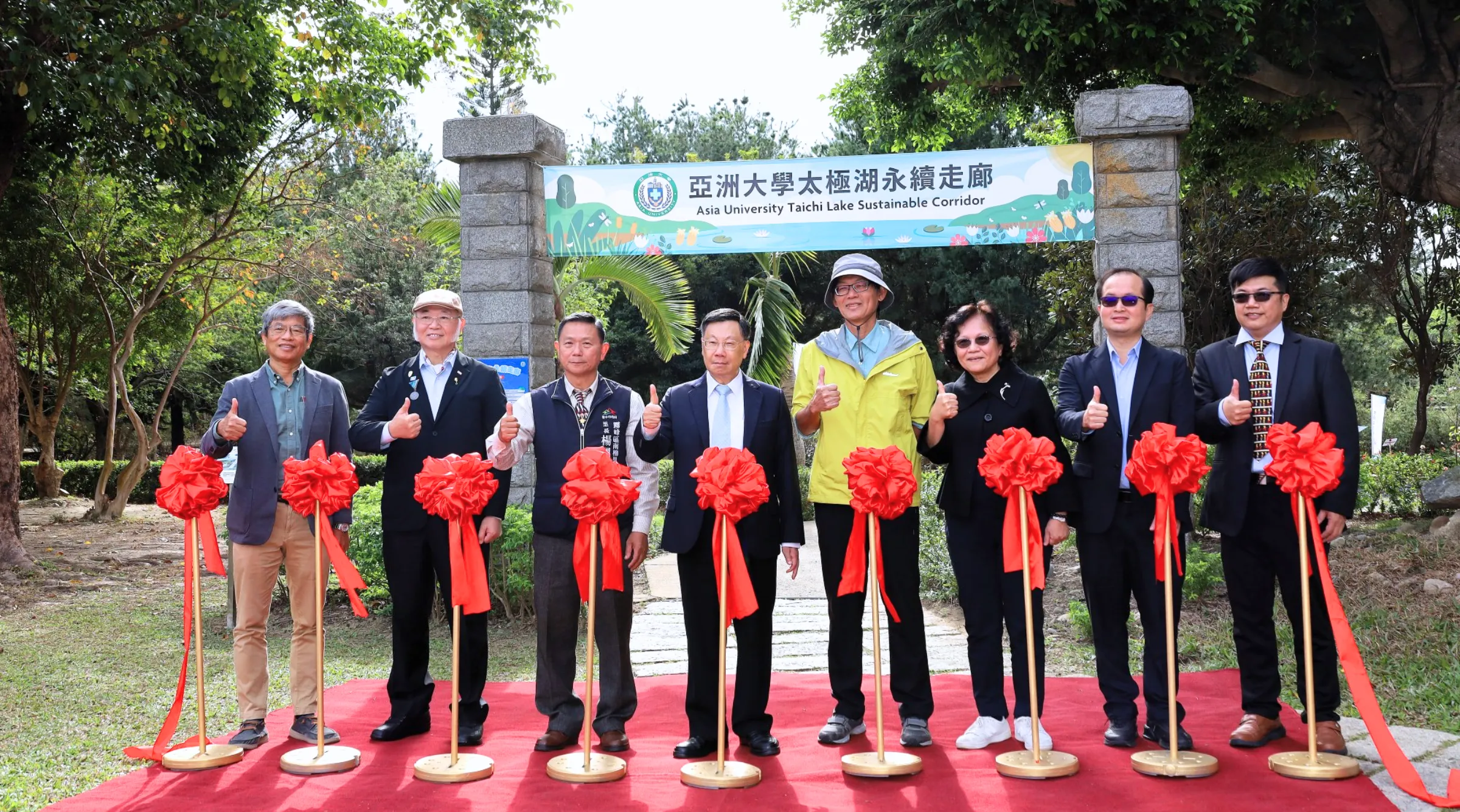 Đại diện Asia University tại lễ khai trương Hành lang học tập bền vững Hồ Thái Cực, một trong những sáng kiến thúc đẩy giáo dục và phát triển bền vững của nhà trường