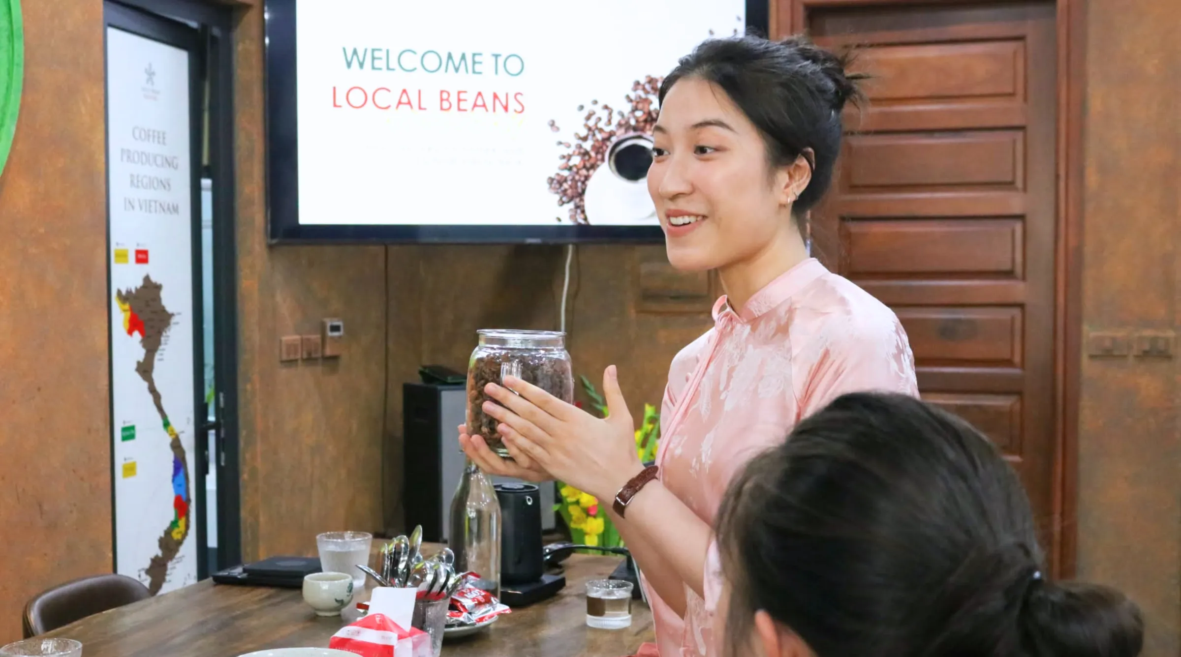 Đại diện Local Beans Roastery giới thiệu quy trình chế biến cà phê cho sinh viên Quản trị kinh doanh Asia Vietnam trong workshop trải nghiệm thực tế