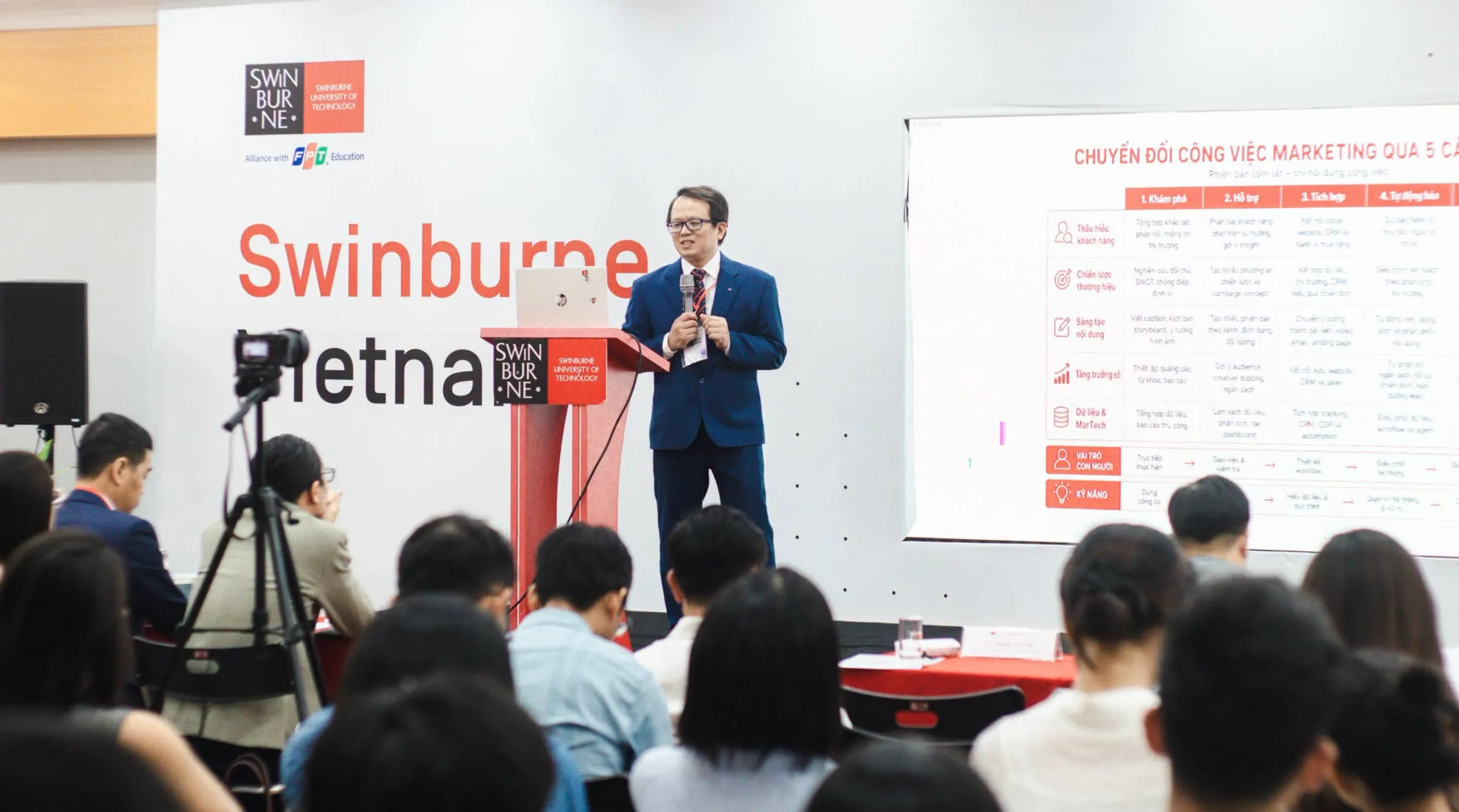 Diễn giả chia sẻ về sự thay đổi vai trò của marketer khi AI ngày càng tham gia sâu vào quy trình làm việc