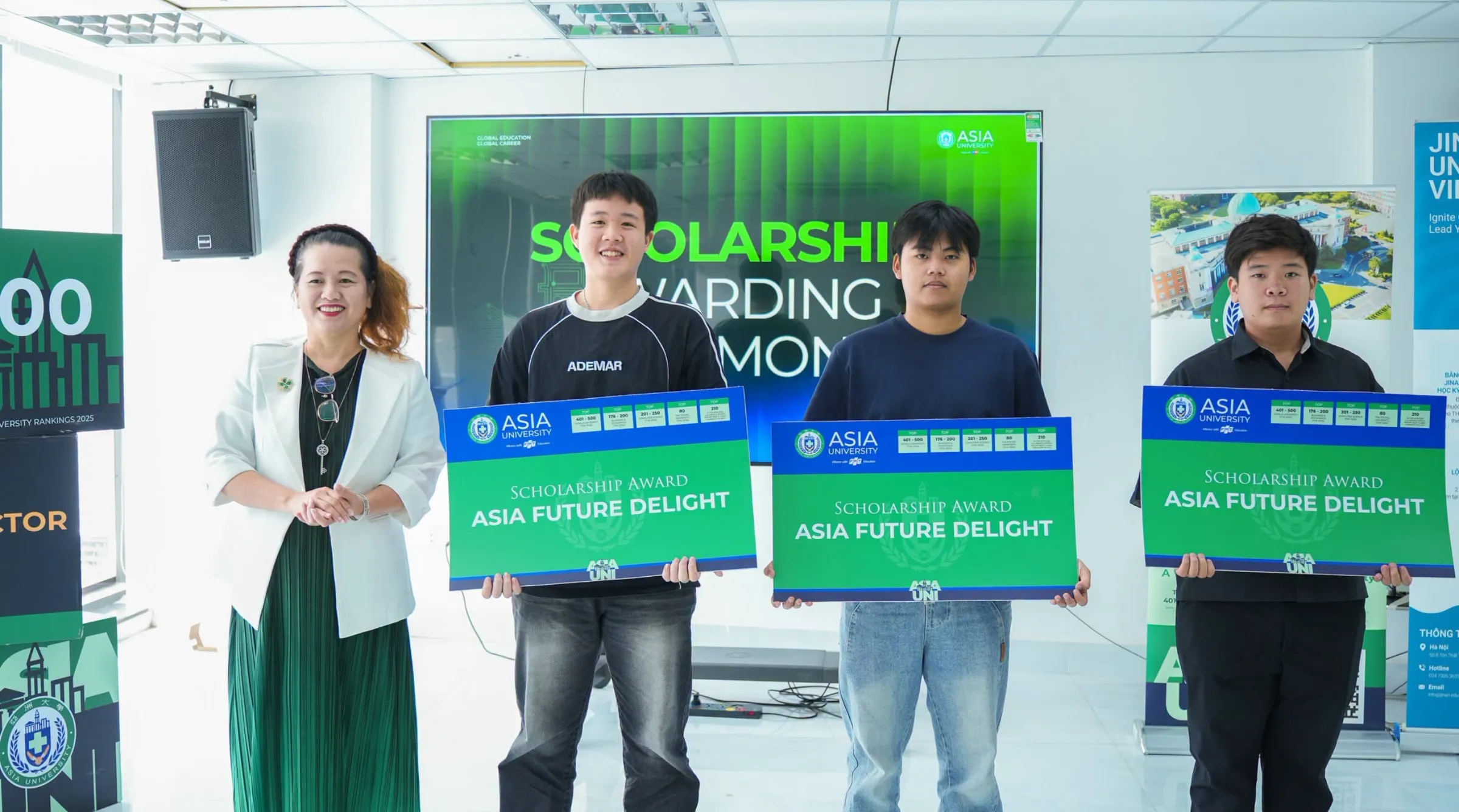 một số hình ảnh đáng nhớ, ghi lại những khoảnh khắc tư vấn, giao lưu và trải nghiệm của học sinh, phụ huynh tại sự kiện