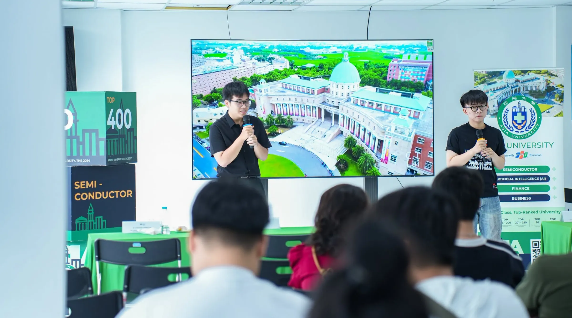 một số hình ảnh đáng nhớ, ghi lại những khoảnh khắc tư vấn, giao lưu và trải nghiệm của học sinh, phụ huynh tại sự kiện