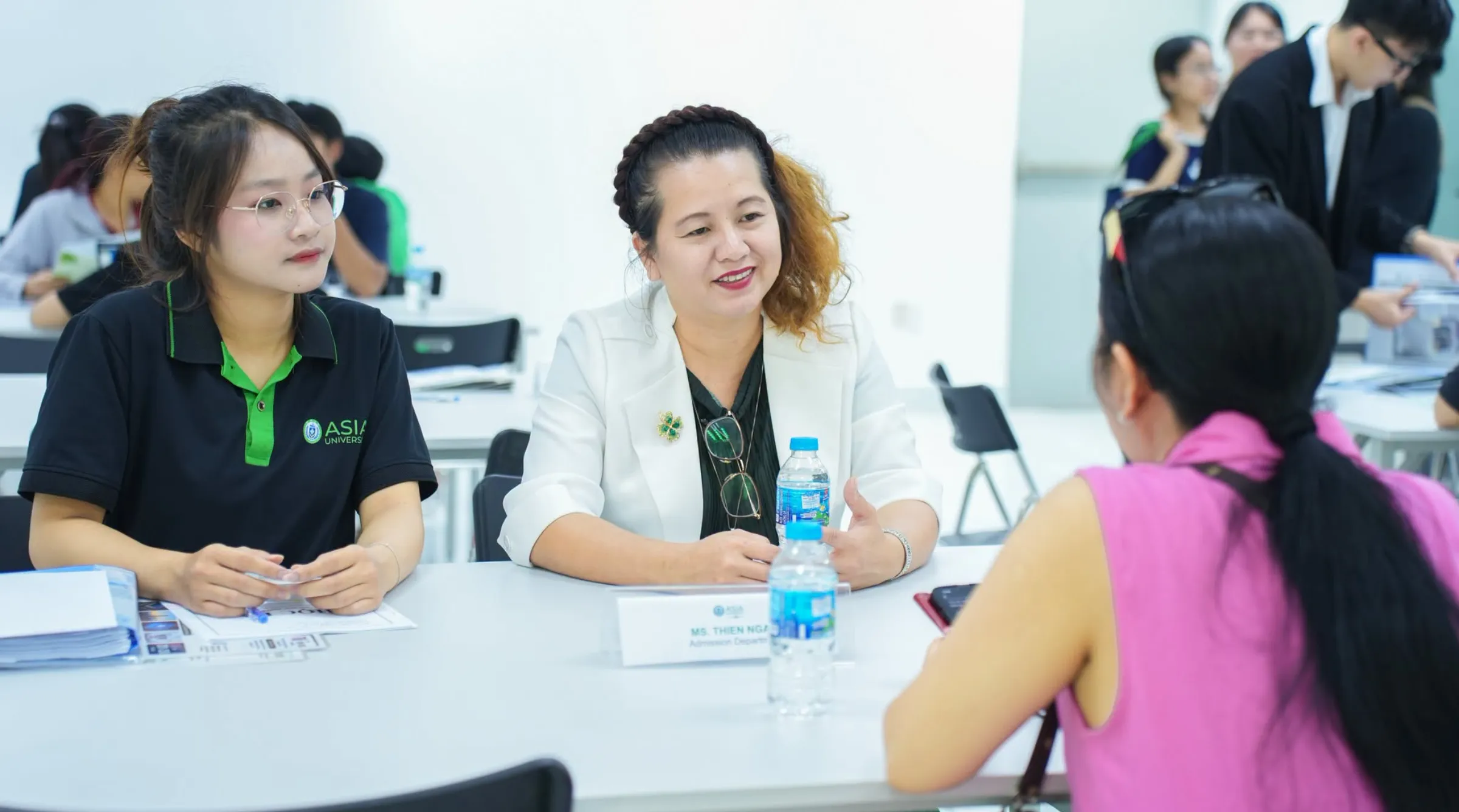 một số hình ảnh đáng nhớ, ghi lại những khoảnh khắc tư vấn, giao lưu và trải nghiệm của học sinh, phụ huynh tại sự kiện