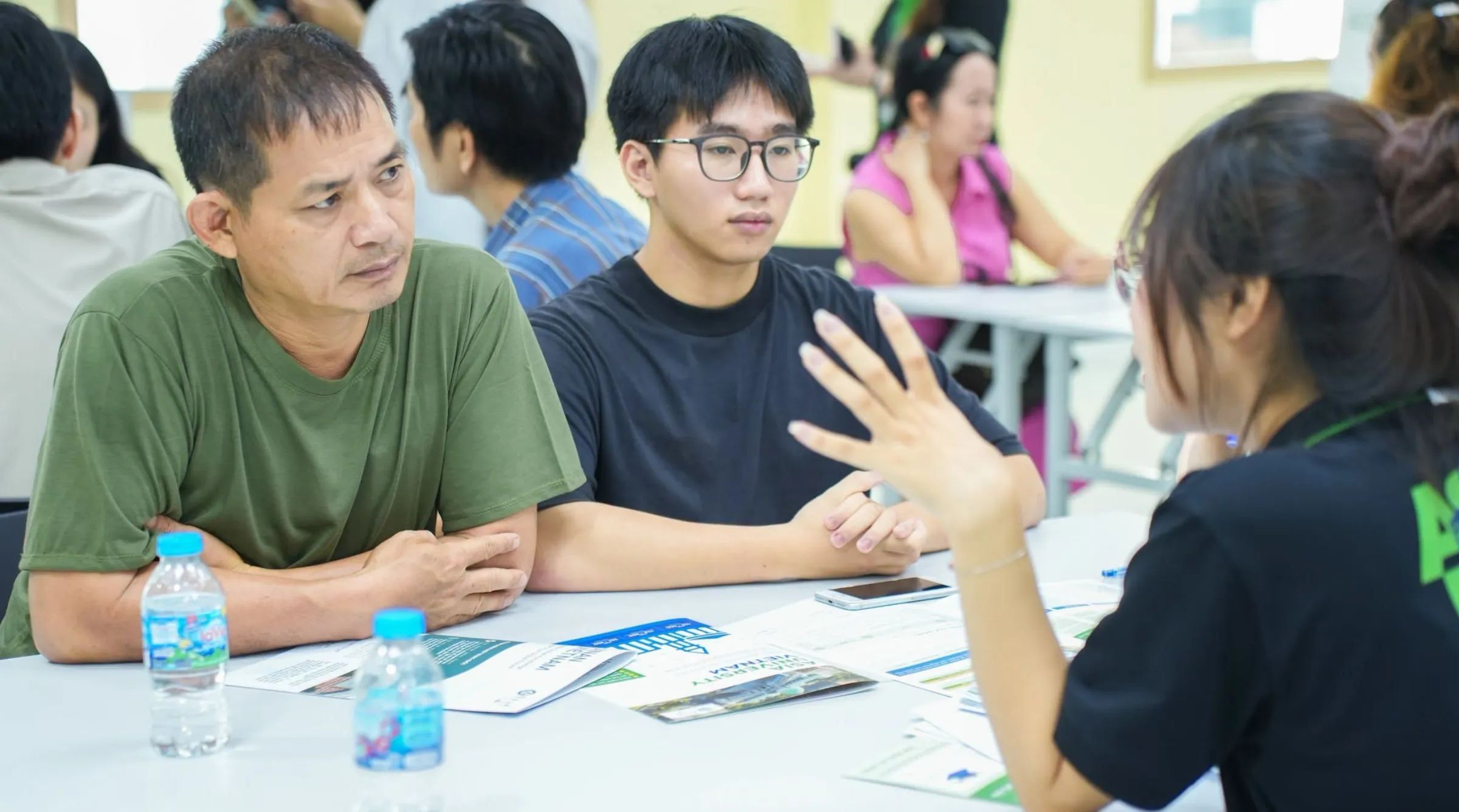 một số hình ảnh đáng nhớ, ghi lại những khoảnh khắc tư vấn, giao lưu và trải nghiệm của học sinh, phụ huynh tại sự kiện
