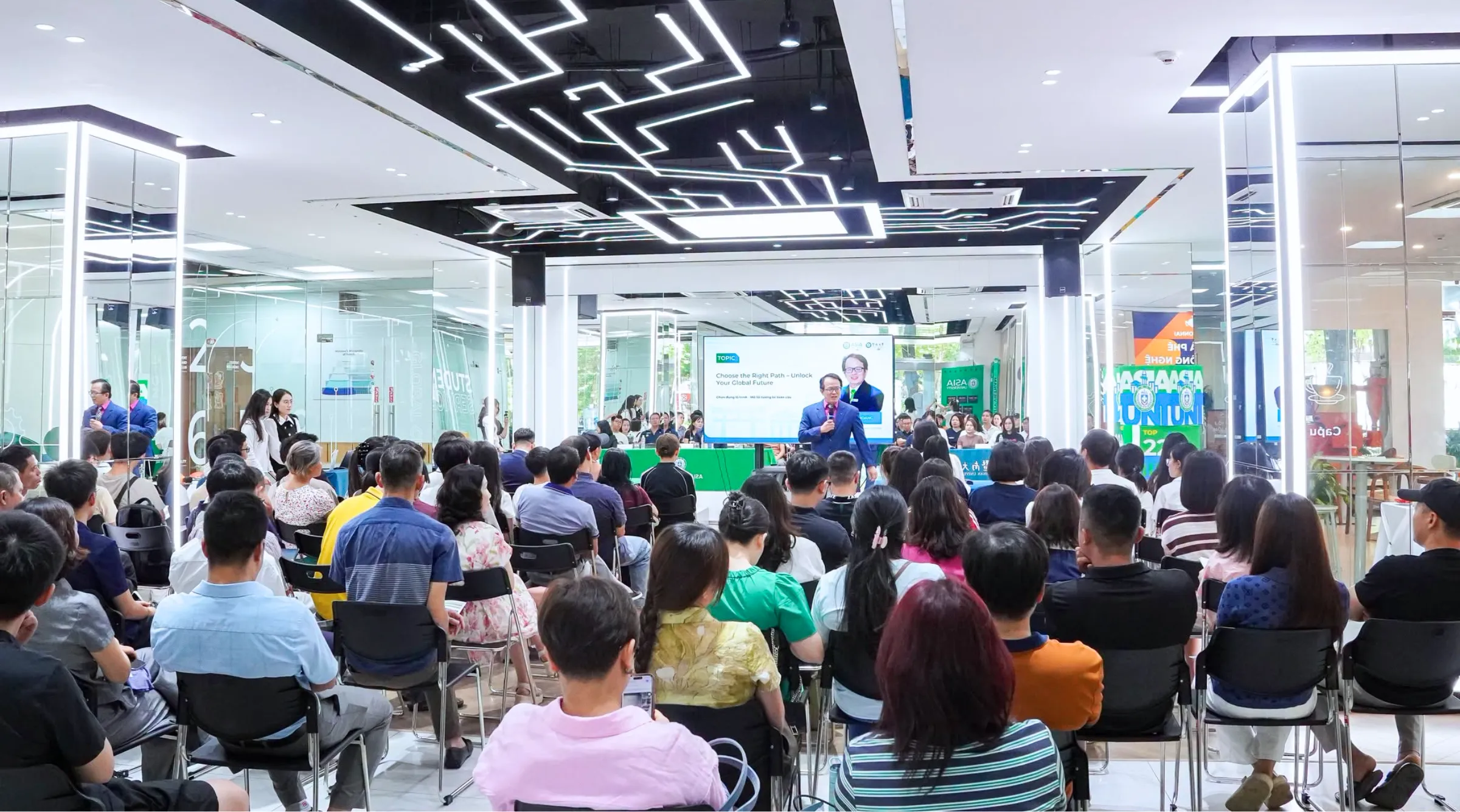 một số hình ảnh đáng nhớ, ghi lại những khoảnh khắc tư vấn, giao lưu và trải nghiệm của học sinh, phụ huynh tại sự kiện