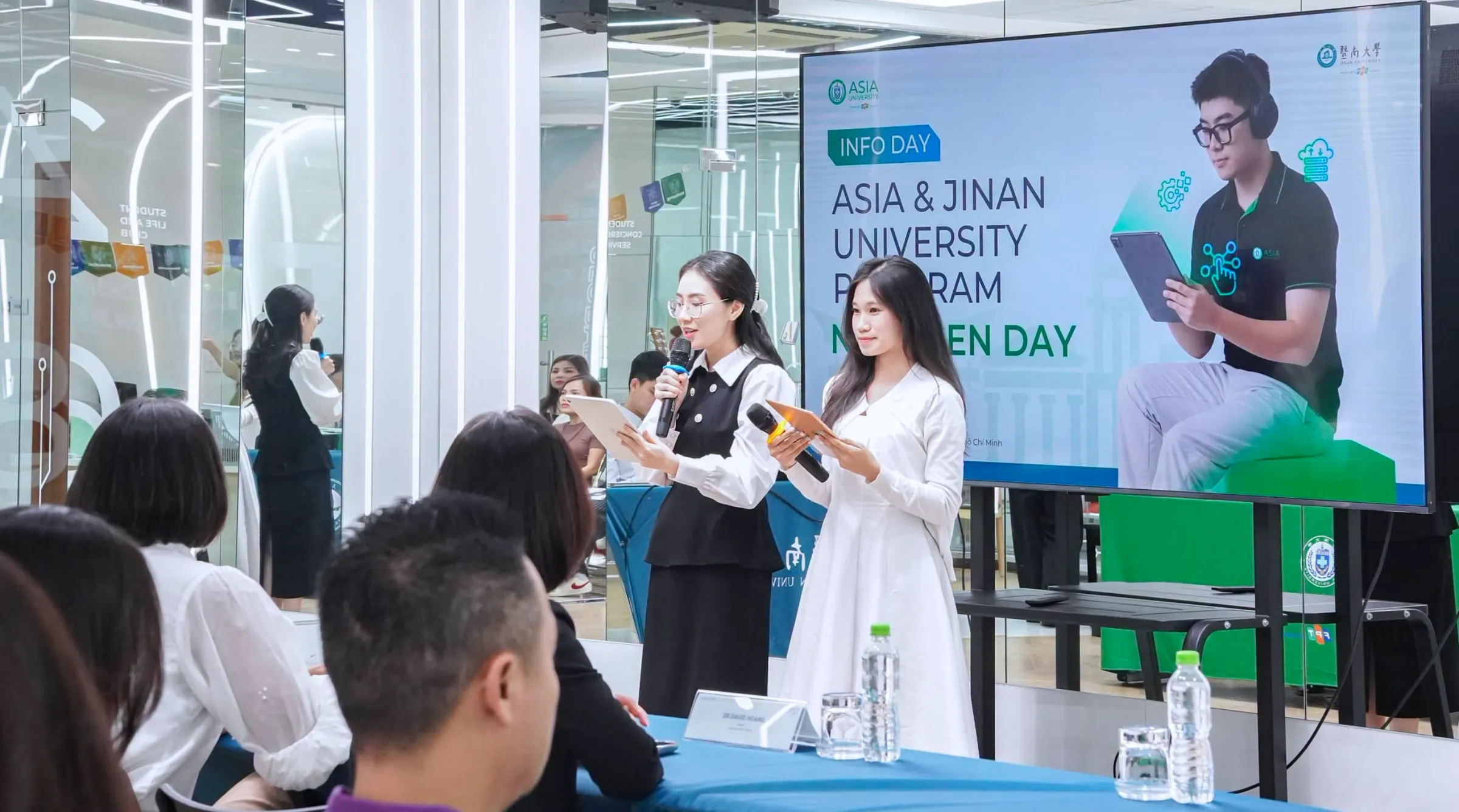 một số hình ảnh đáng nhớ, ghi lại những khoảnh khắc tư vấn, giao lưu và trải nghiệm của học sinh, phụ huynh tại sự kiện